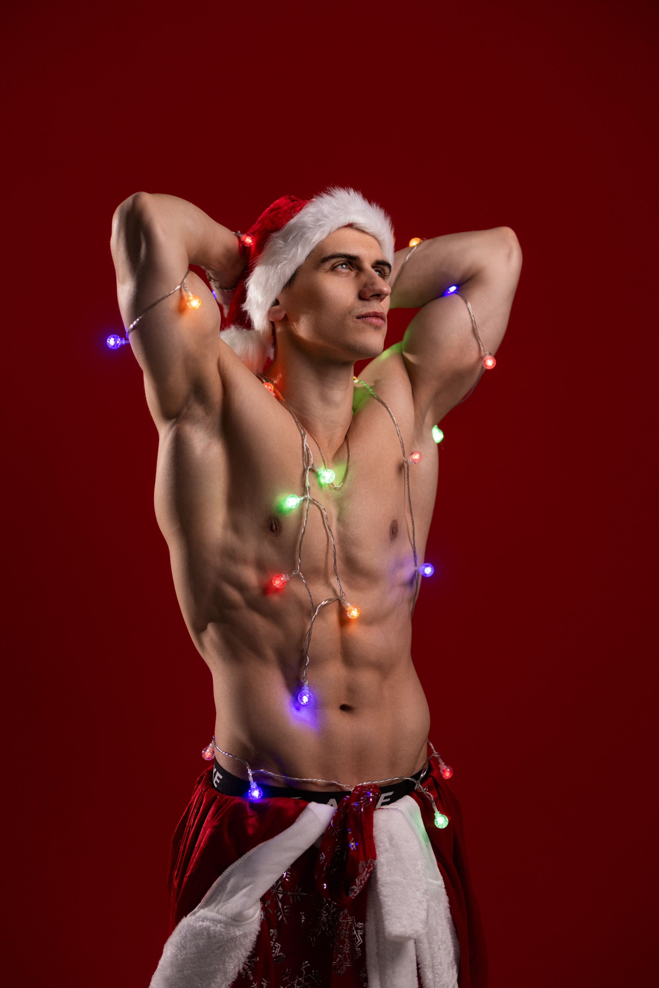 Новогодняя спортивная фотосессиия в студии в костюме деда мороза в Воронеже