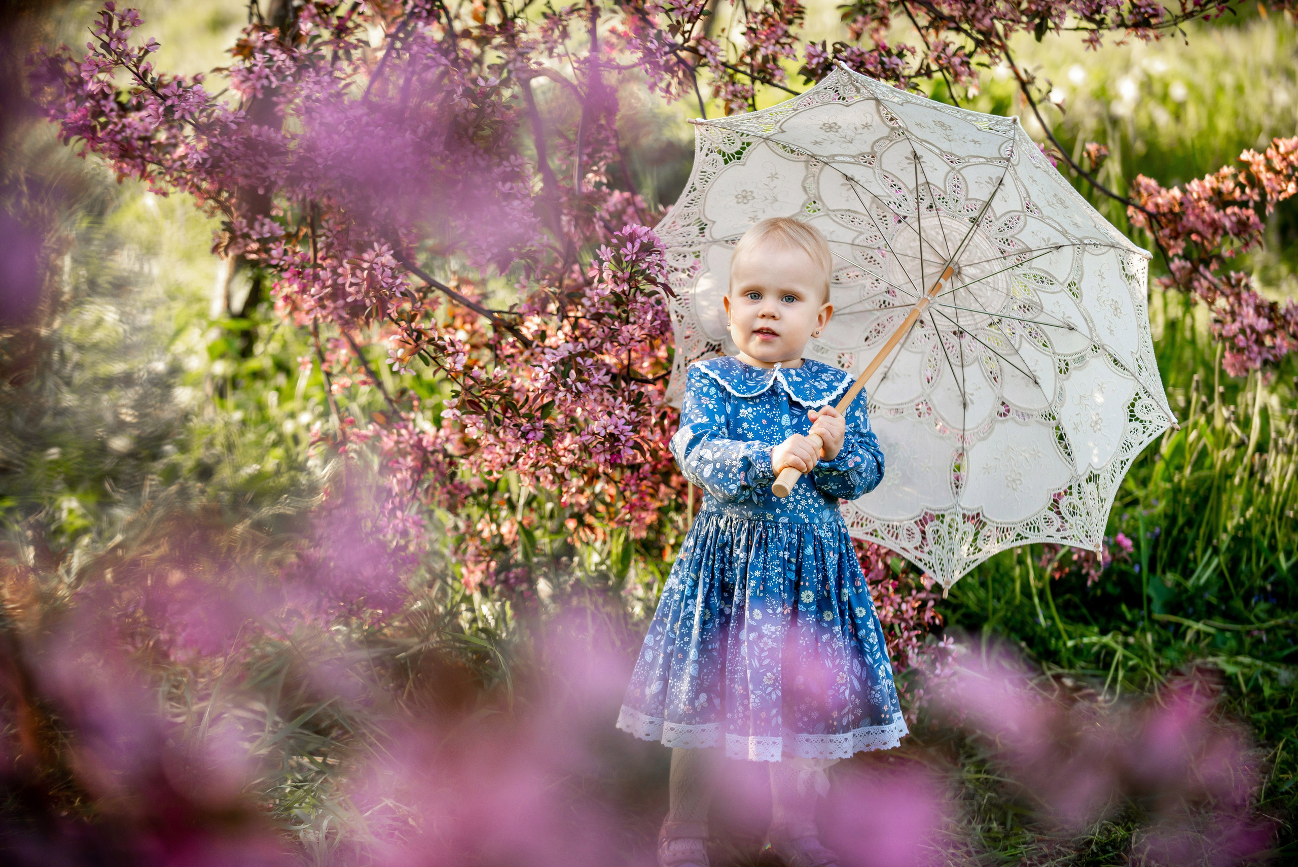 Ника и родители в розовых яблонях. Портретный, семейный и свадебный фотограф в Санкт-Петербурге и в Пушкине Ширяев Денис