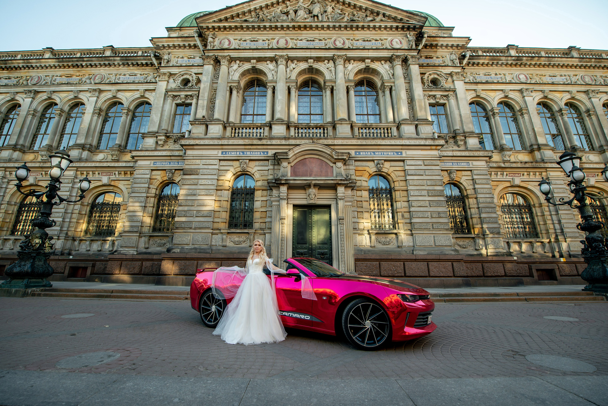 Евгения (фотосессия с малиновым chevrolet camaro, в сирени в Пушкине в Екатерининском парке). Портретный, семейный и свадебный фотограф в Санкт-Петербурге и в Пушкине Ширяев Денис