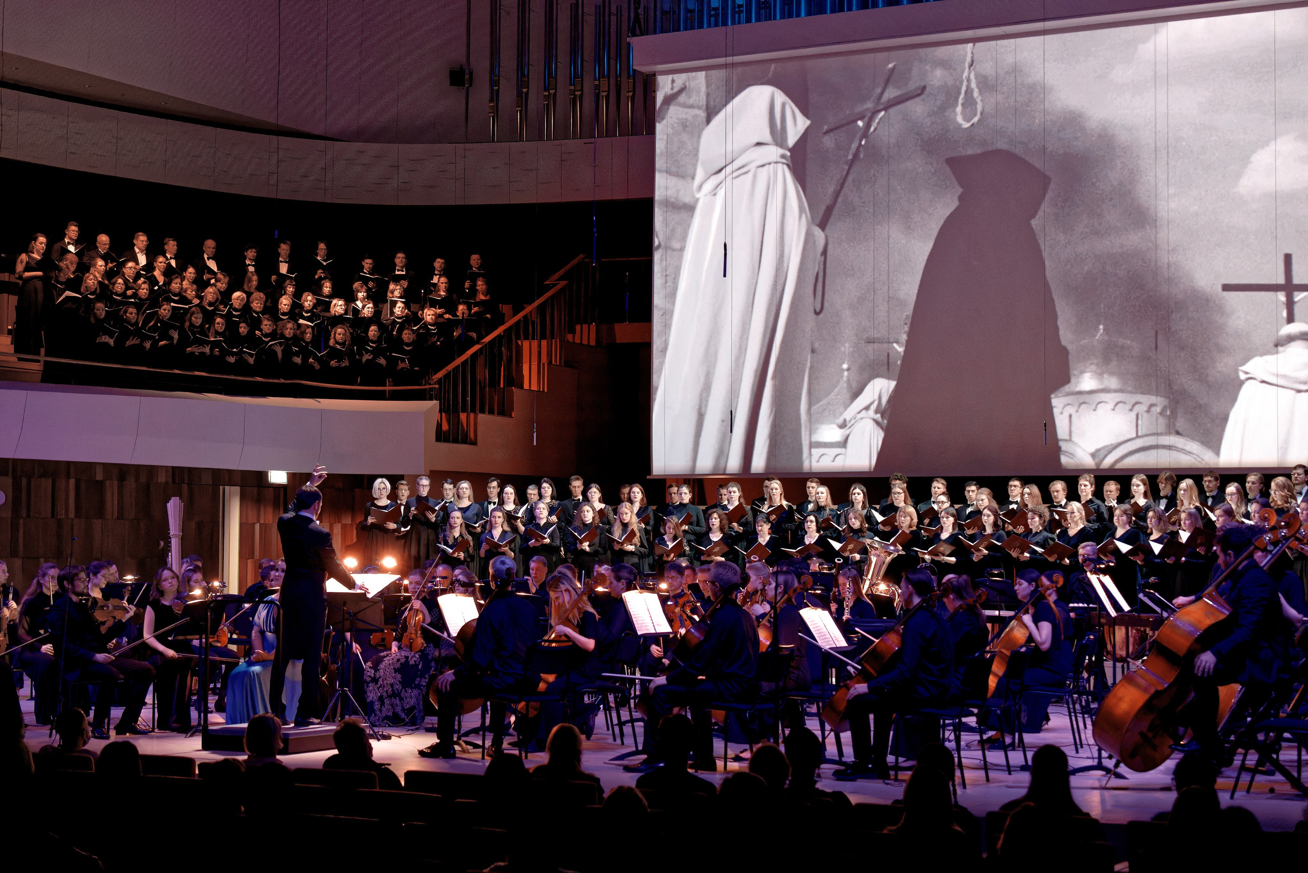 Симфонический оркестр и большой хор выступают с видепроекцией религиозной тематики, масштабный концерт с дирижером, съемка классического концерта