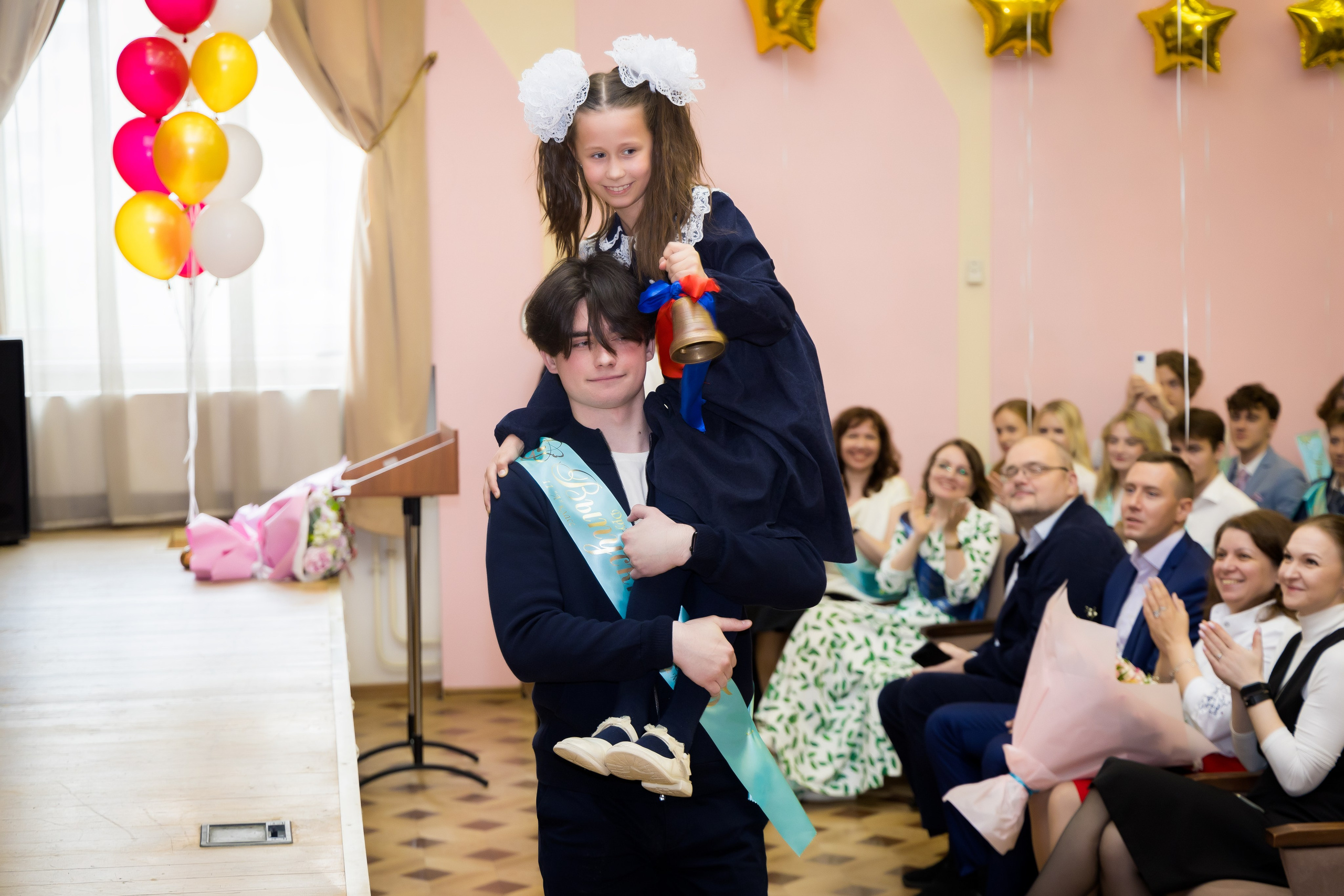 Выпускной в школе. Photomantis