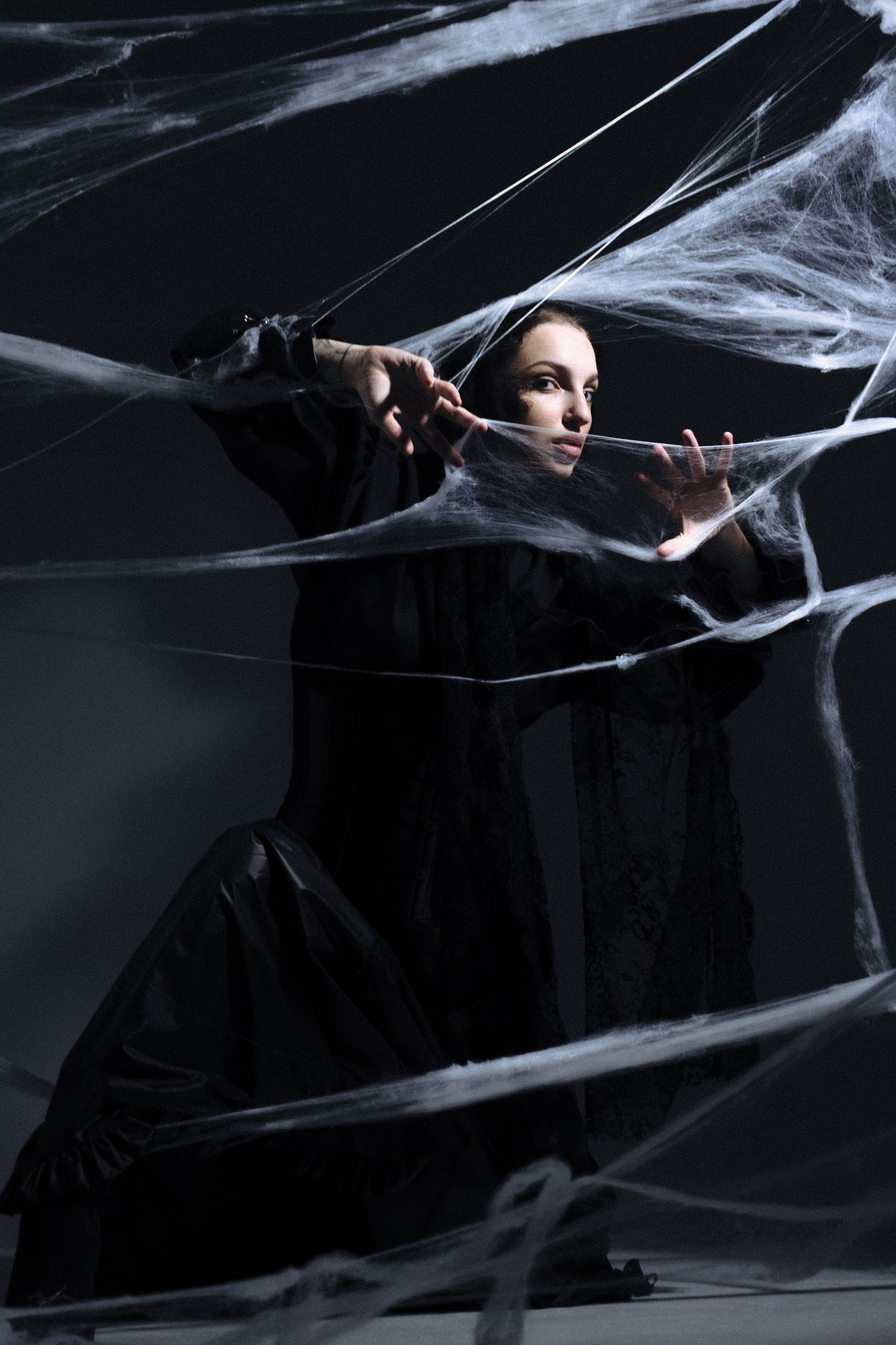 Фотограф Александра Овечкина (Пенза): силуэт девушки в черном платье на темном фоне, нуарная съемка.