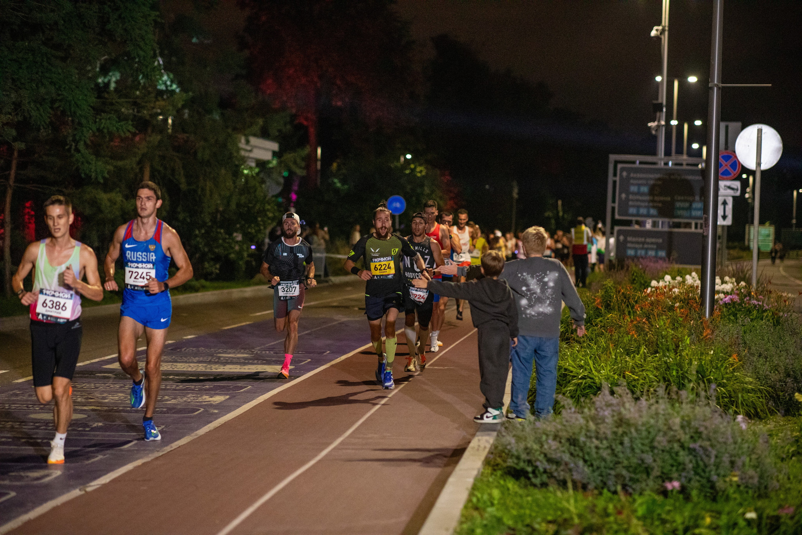Ночной забег в ленте фотографий бегунов 03.08.24. Фотограф Сергей Ловкий