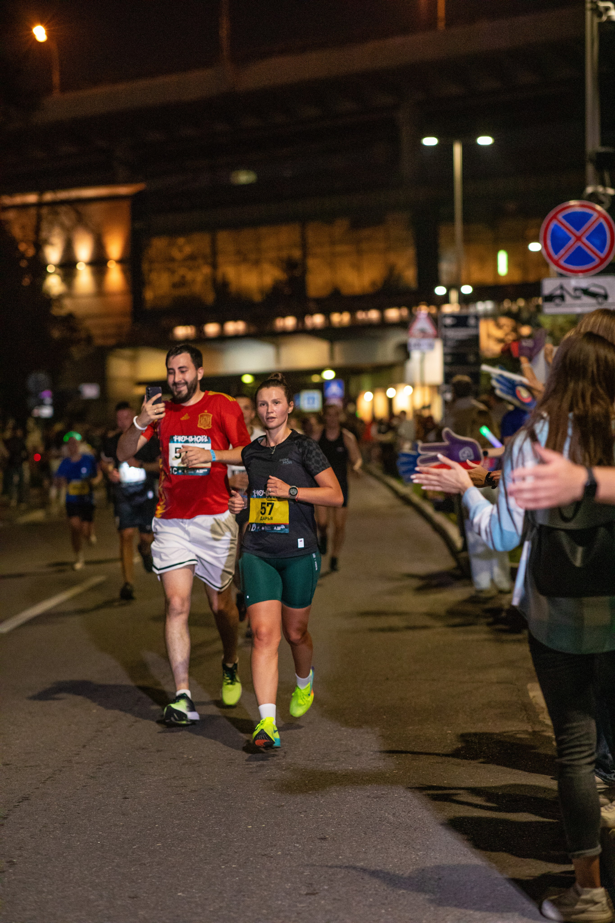 Ночной забег в ленте фотографий бегунов 03.08.24. Фотограф Сергей Ловкий