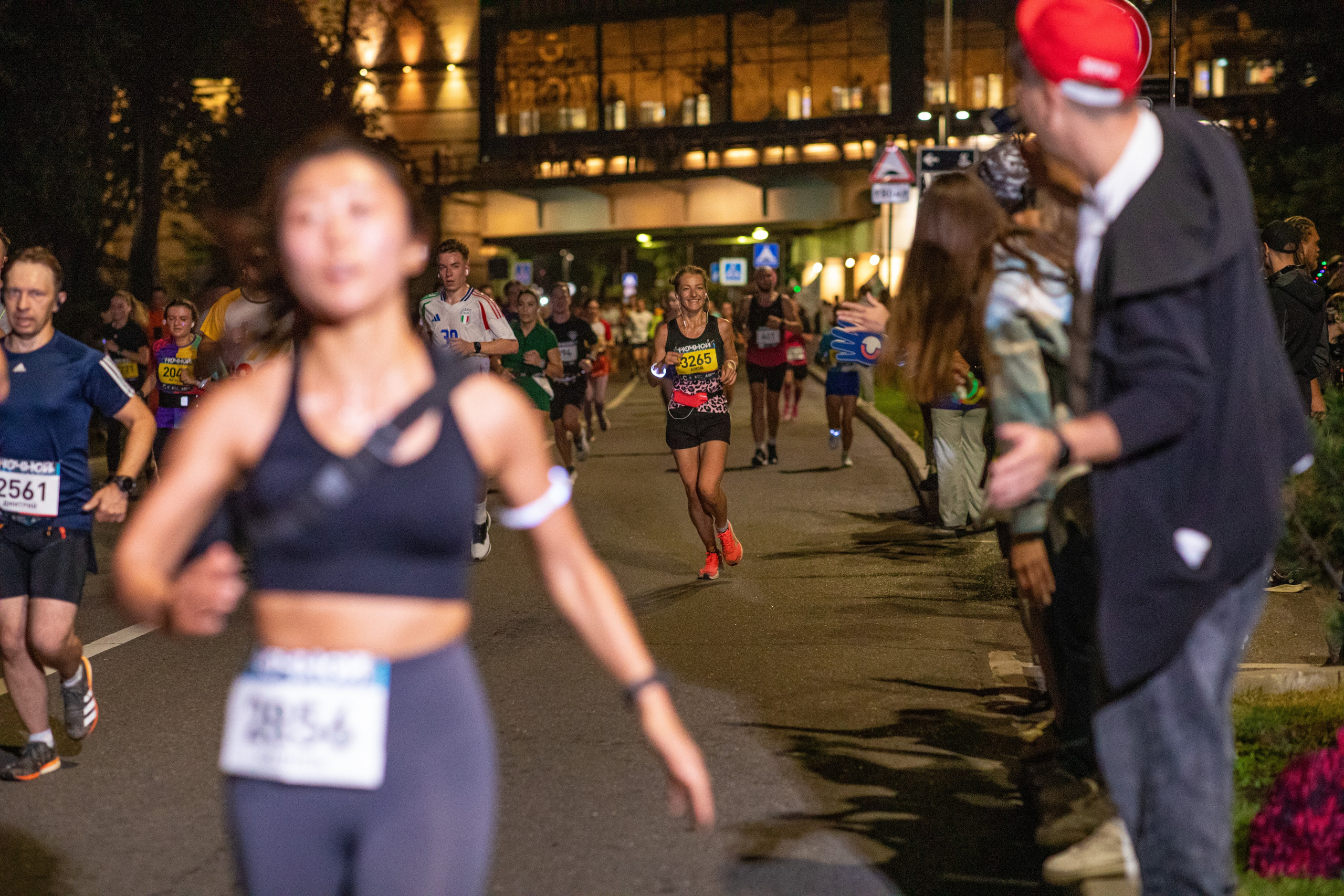 Ночной забег в ленте фотографий бегунов 03.08.24. Фотограф Сергей Ловкий