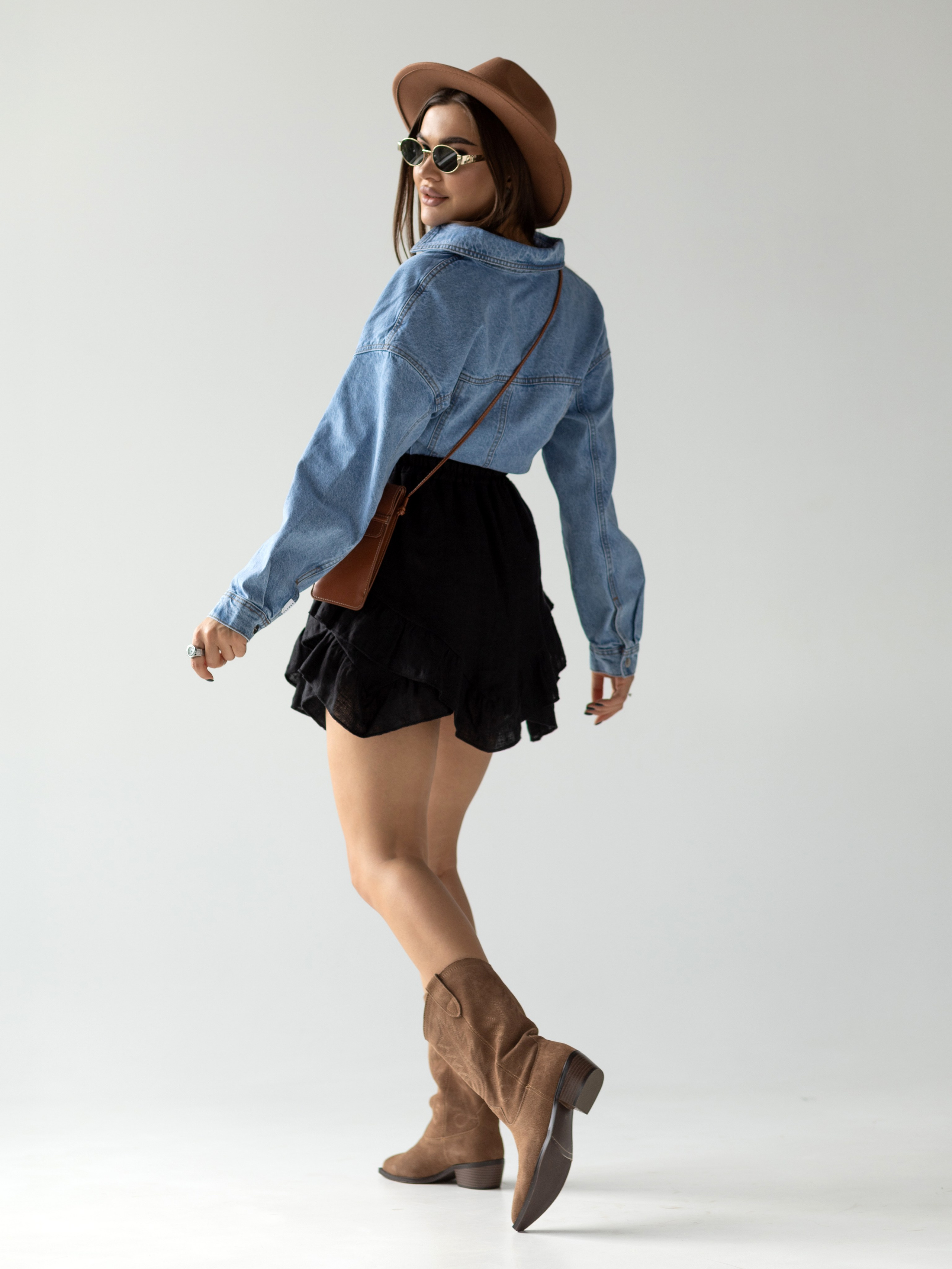 Модельная на циклораме (белый/серый фон). Съёмки для брендов и маркетплейсов