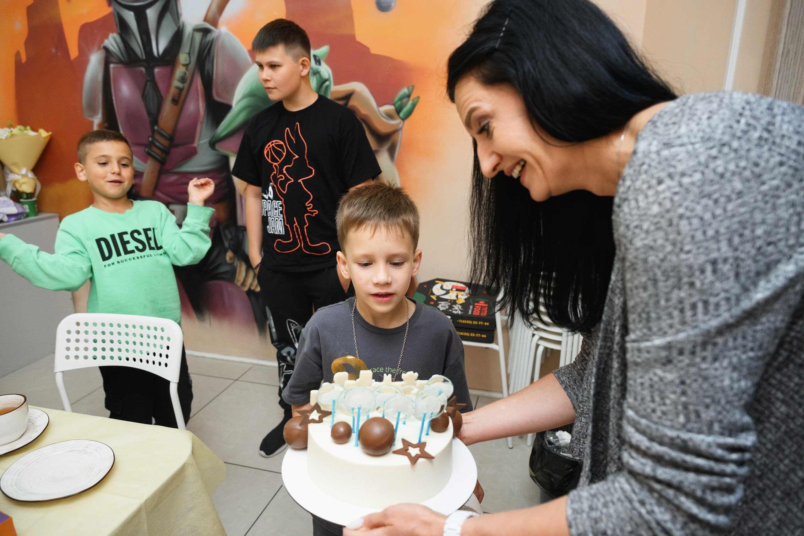 Фотосъемка детского дня рождения в Петропавловске-Камчатском. Яркая фотосессия дня рождения ребенка в Петропавловске-Камчатском. Веселые и эмоциональные кадры с именинником и гостями. Профессиональная съемка детских праздников в Петропавловске-Камчатском. Запечатленные моменты радости и счастья на детском дне рождения.