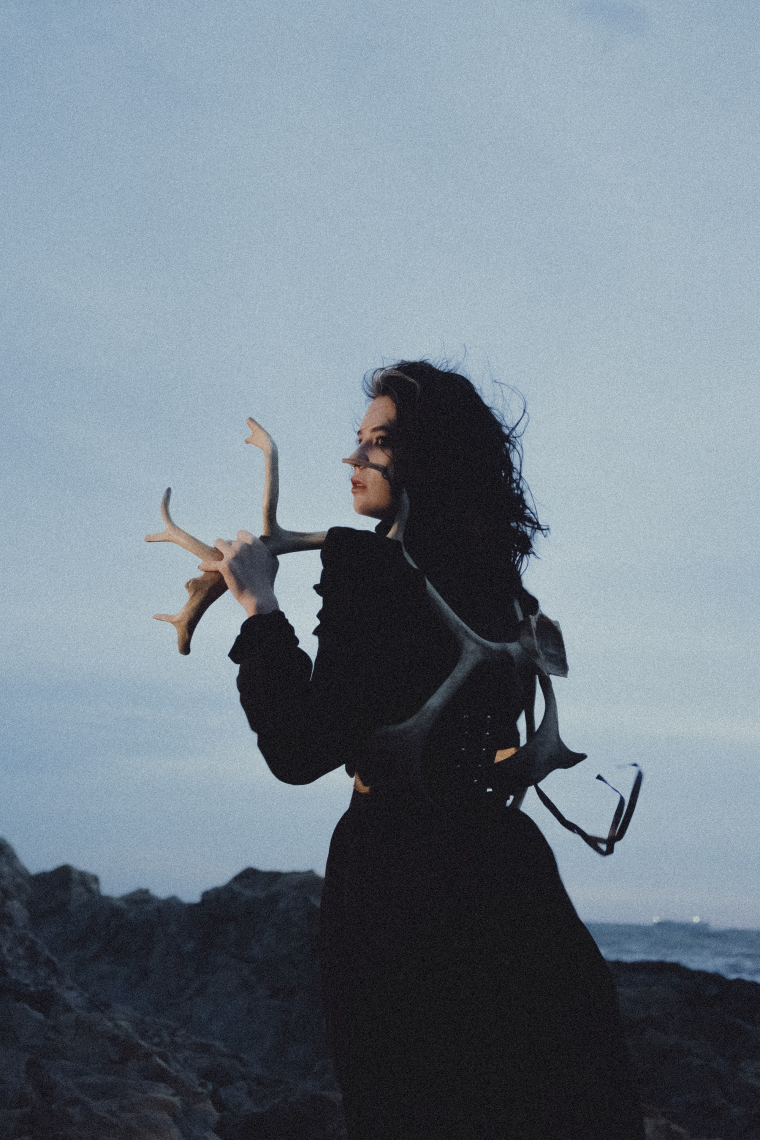 Съёмка у моря с оленьими рогами