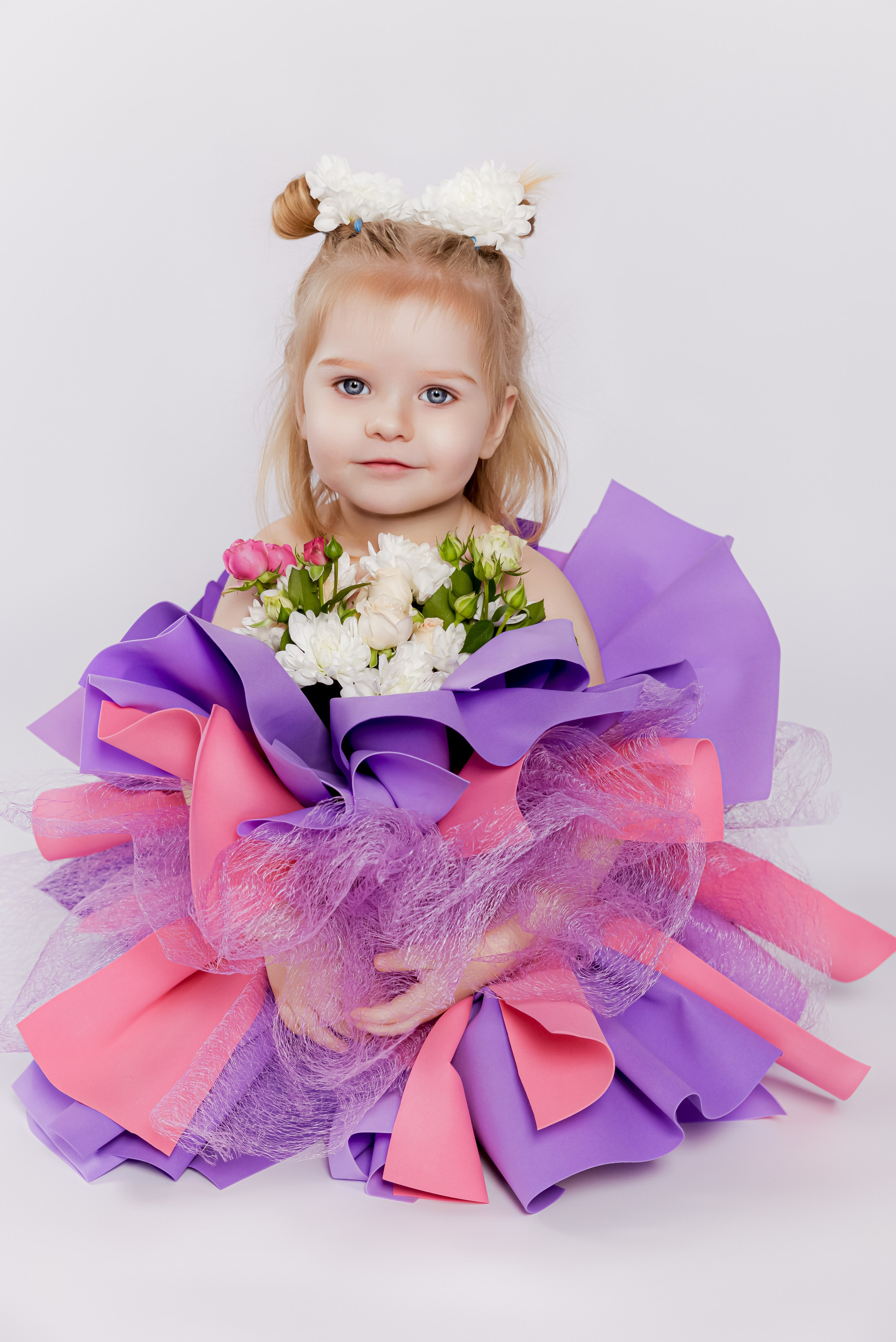 Цветочная фотосессия двух сестер в студии