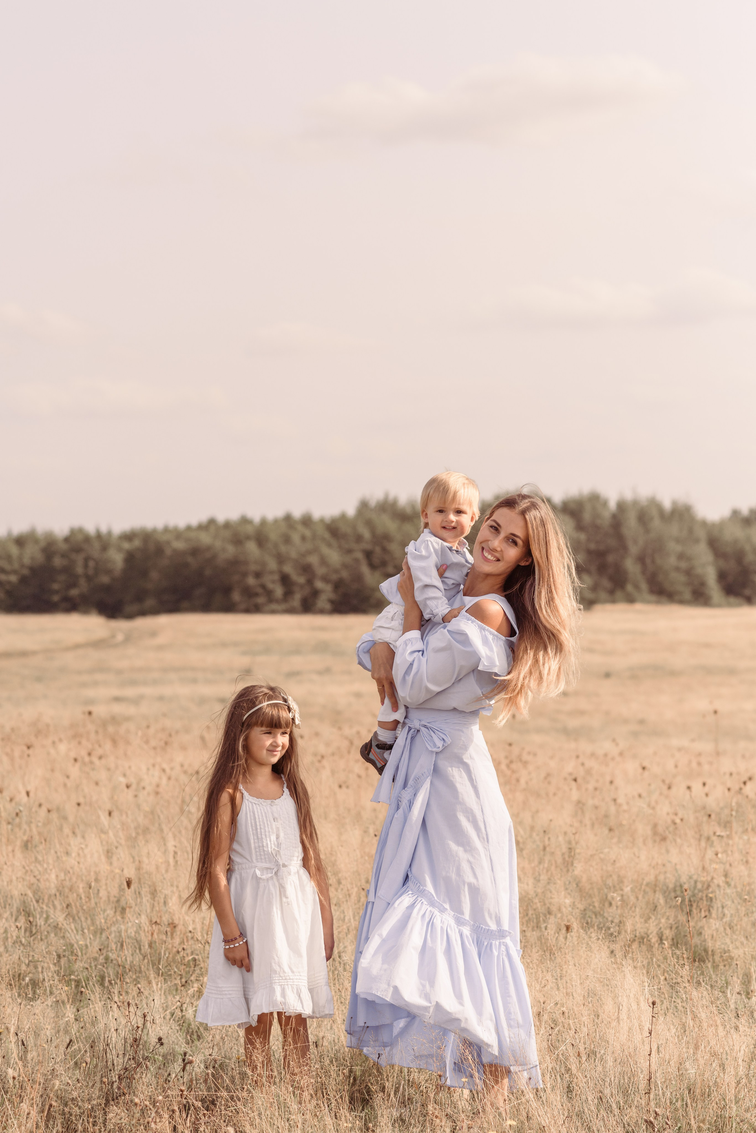 Entdecken Sie eine professionelle Familienfotoserie im Freien. Natürliche Posen, warme Farben und authentische Momente für moderne Familienfotografie.