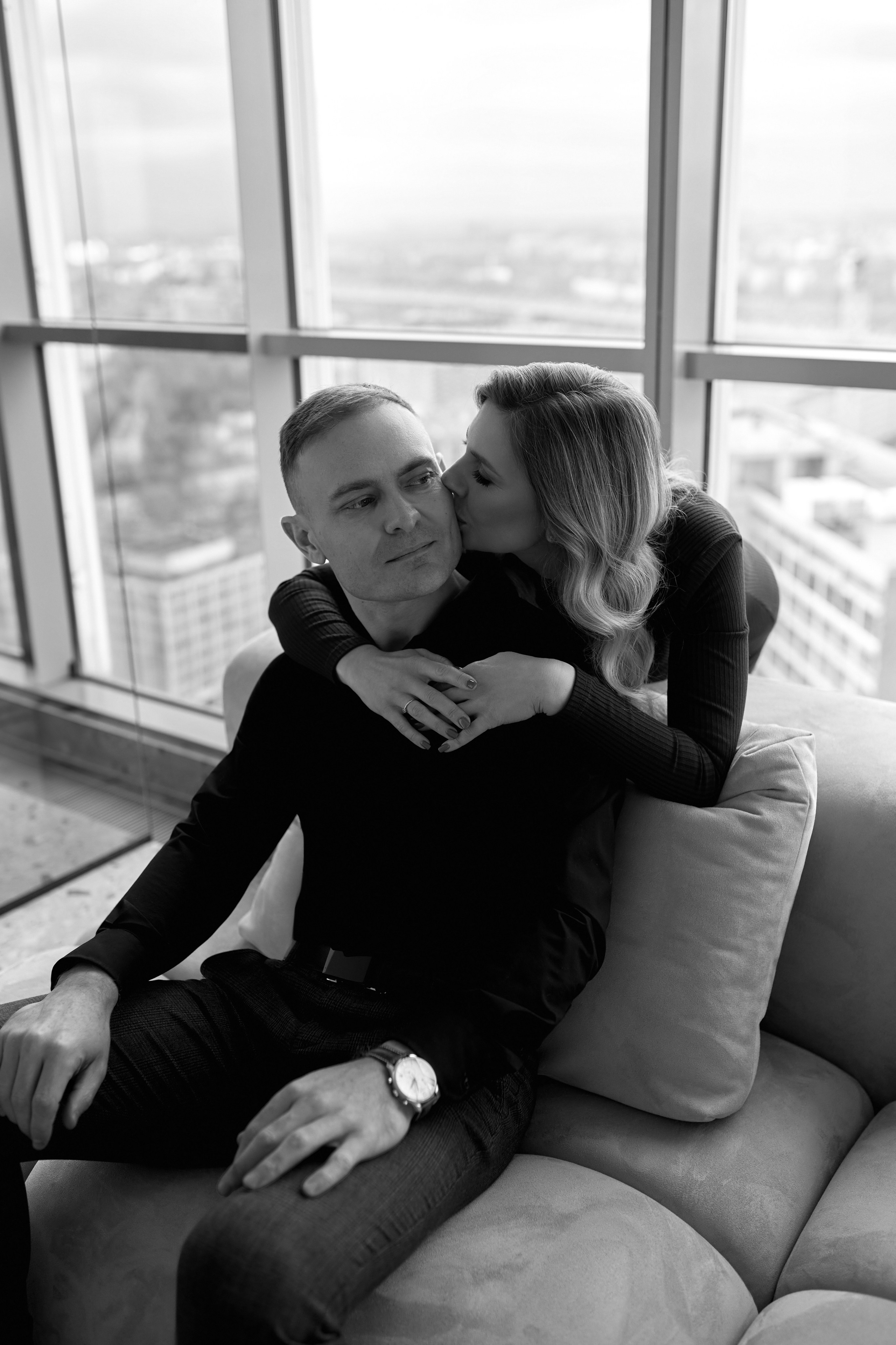 Парная фотосессия в студии с панорамными окнами. Сестры Карабаза. Фотографы и ретушеры в Москве и Санкт-Петербурге