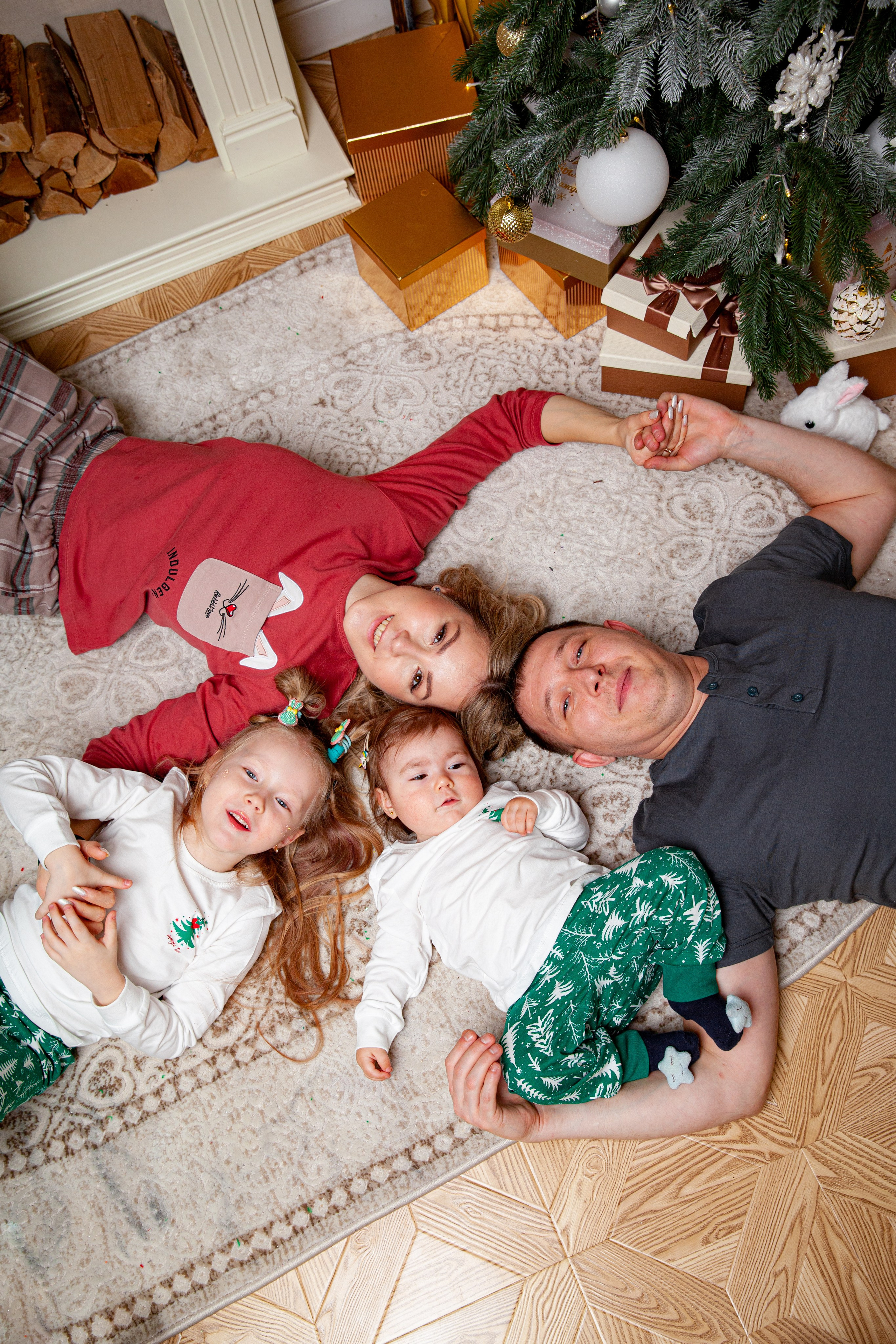 под ёлочкой