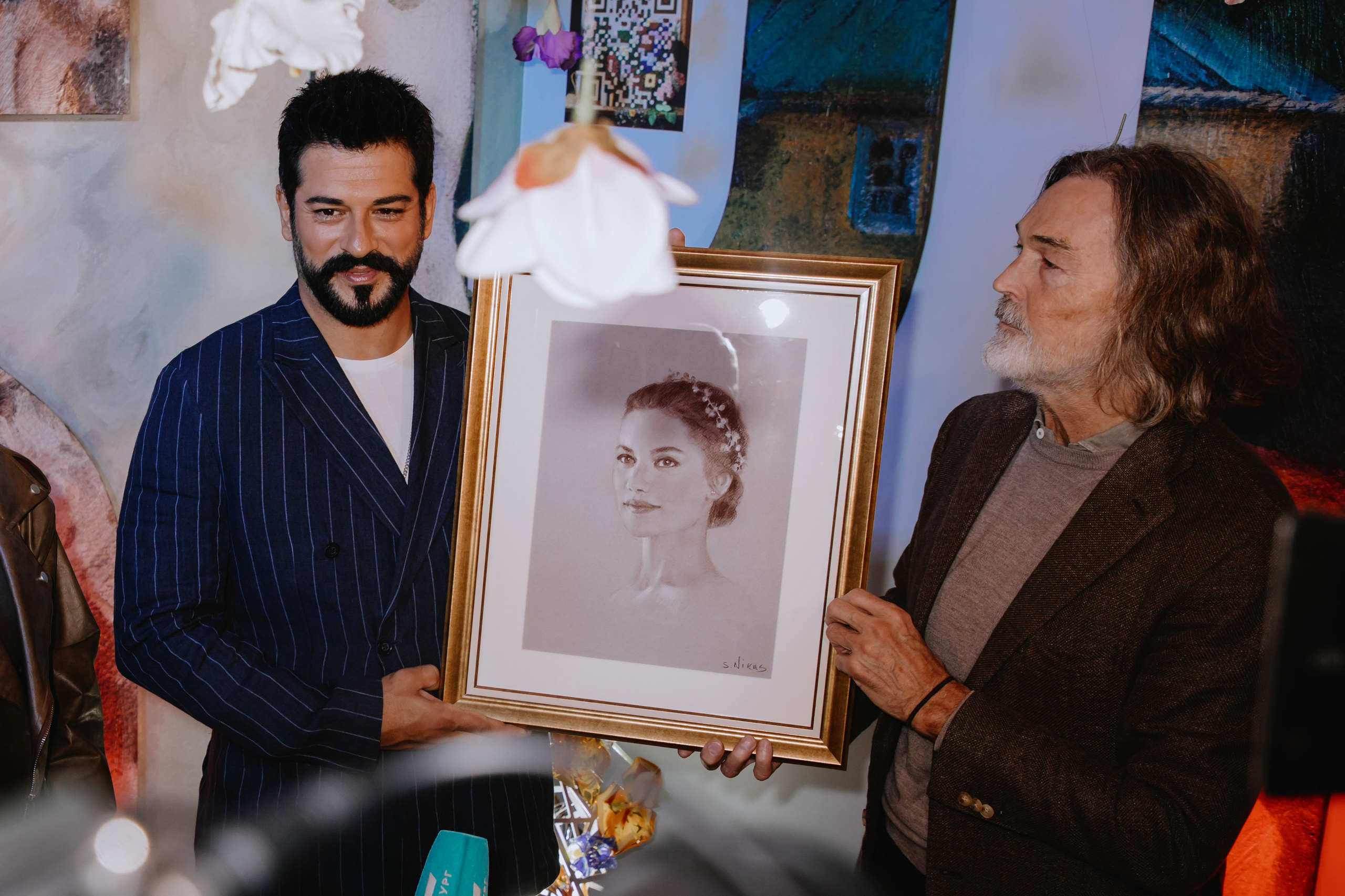 Бурак Озчивит посетил выставку Никаса Сафронова. Фотограф в Москве и Санкт-Петербурге Дарина