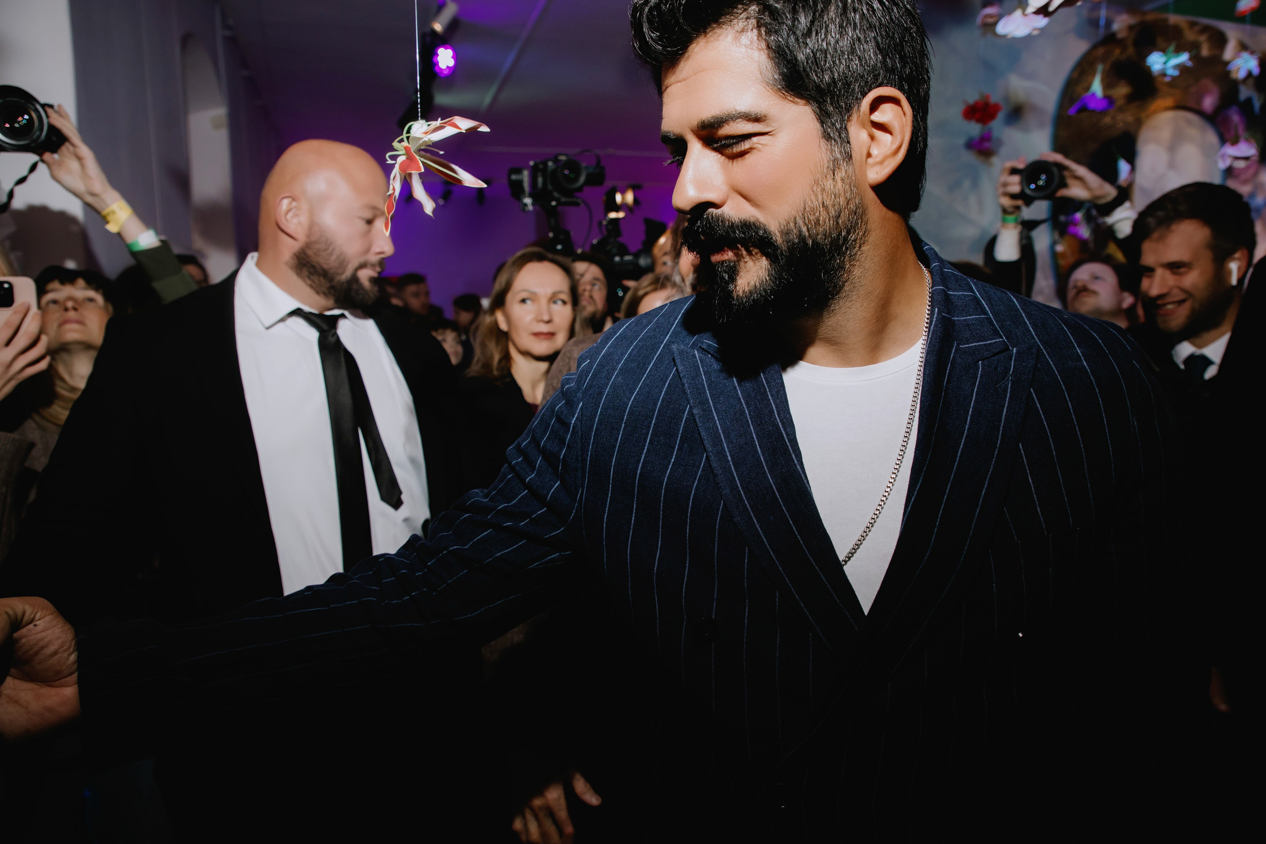 Бурак Озчивит посетил выставку Никаса Сафронова. Фотограф в Москве и Санкт-Петербурге Дарина