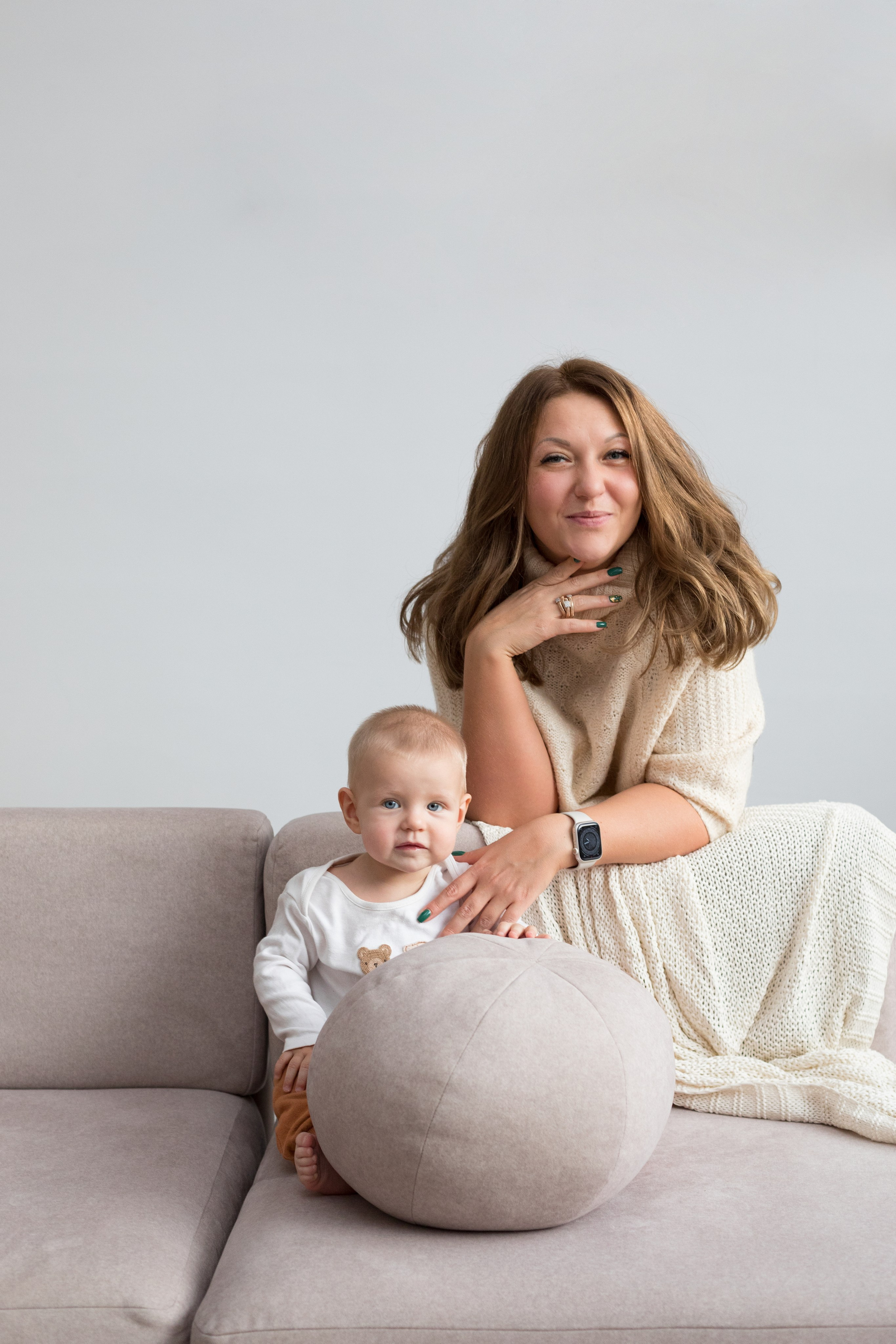 Студийная новогодняя фотосессия семьи. Детский и контент фотограф Надя Волкова Санкт-Петербург