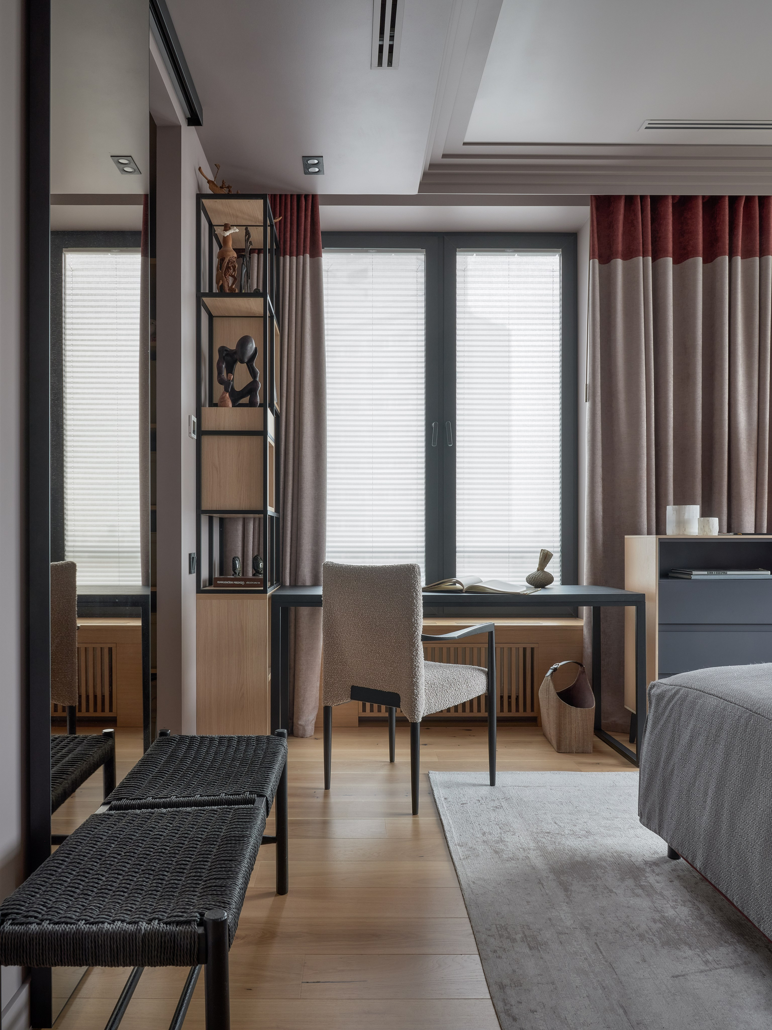 Светлое дерево и фиолетовые акценты. Фотограф Наталья Вершинина