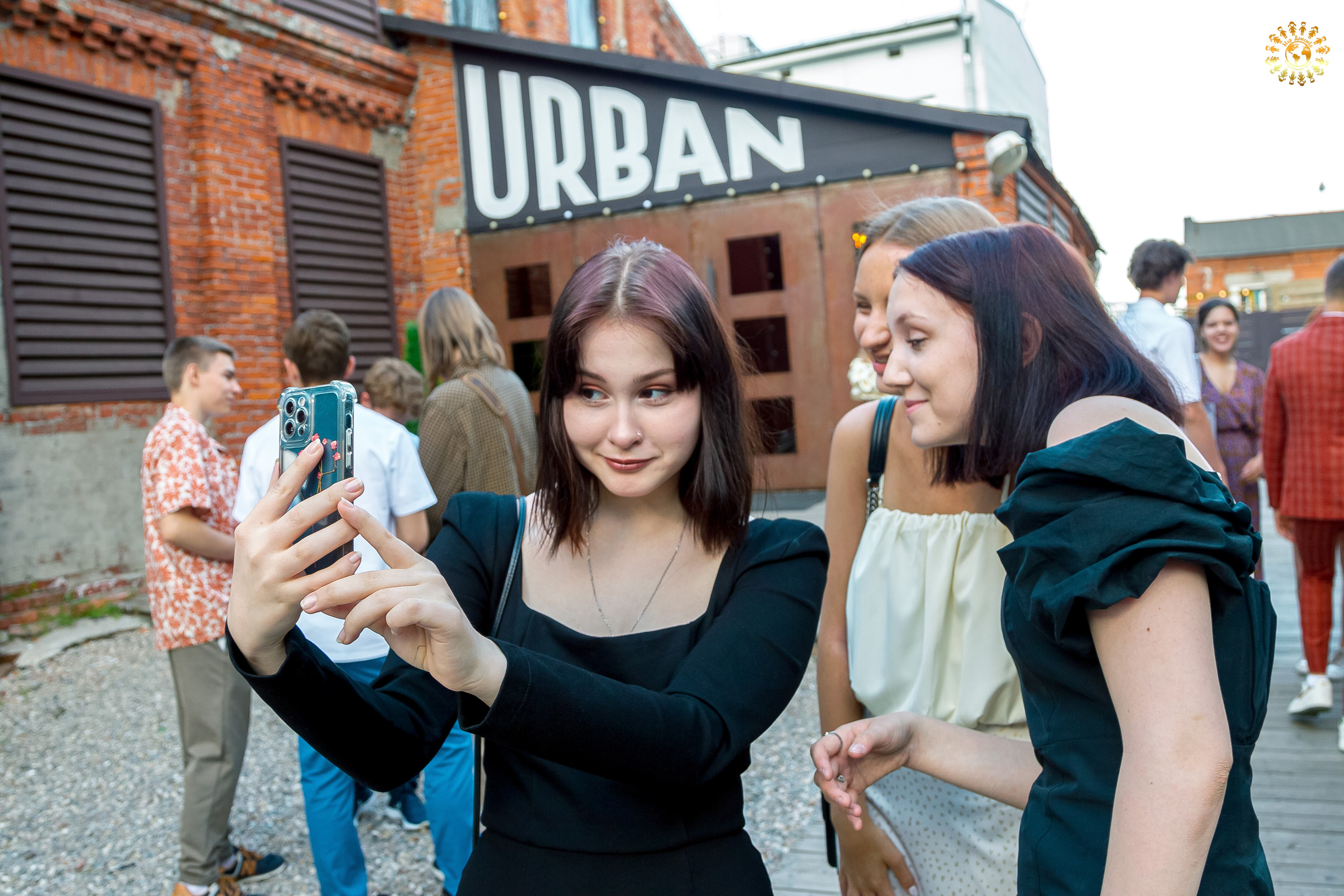 Выпускной 2023 (Школа 548; 9 Ж класс) AG Loft «Библиотека», Москва. Репортажная съемка в Москве и области. Анималистика