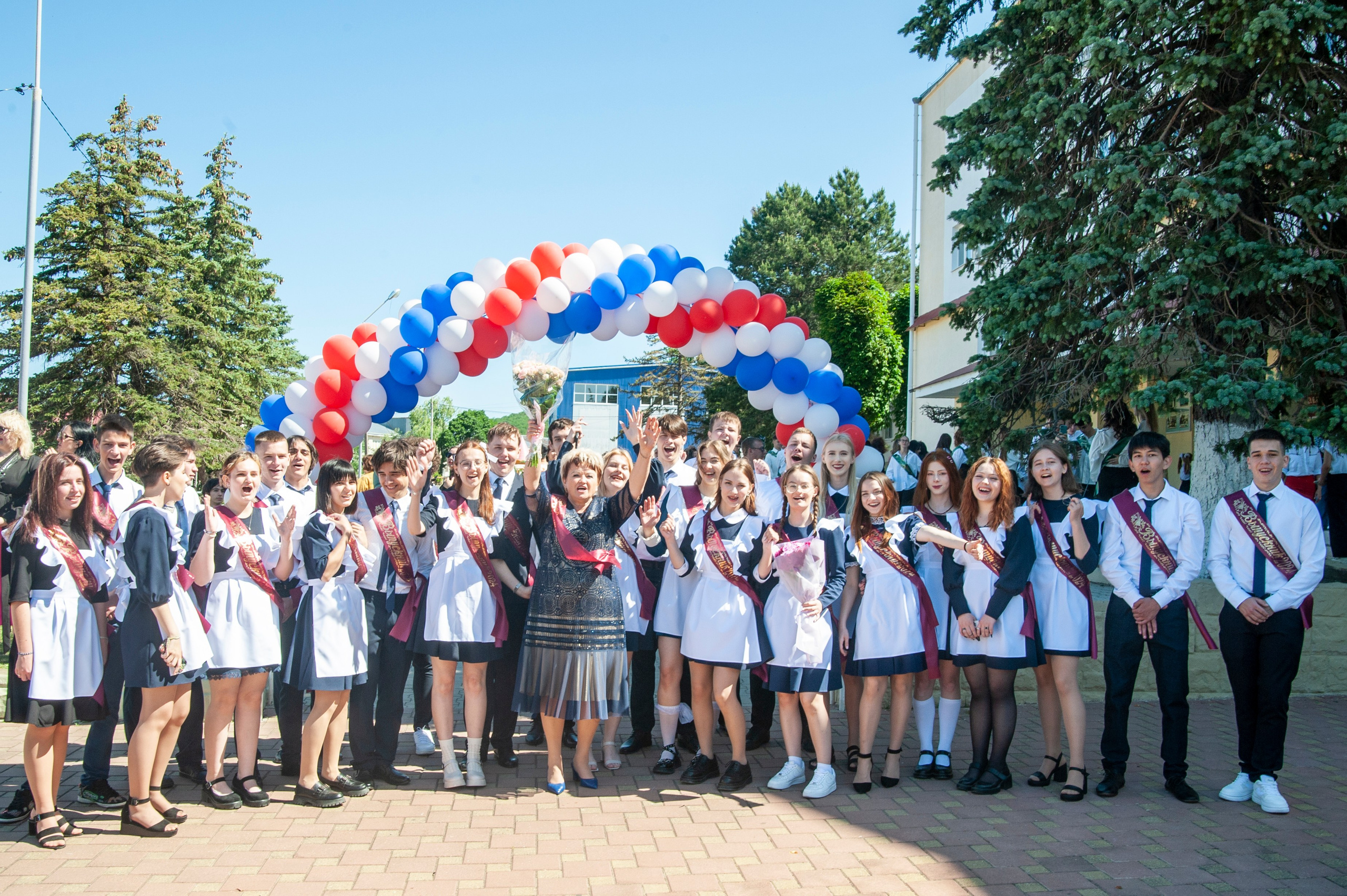 Последний Звонок МАОУ СОШ № 17 им. Эдуарда Есаяна — Архипо-Осиповка. Свадебный и семейный фотограф Денис Лукьянов в Краснодаре, Краснодарском крае и Республике Крым