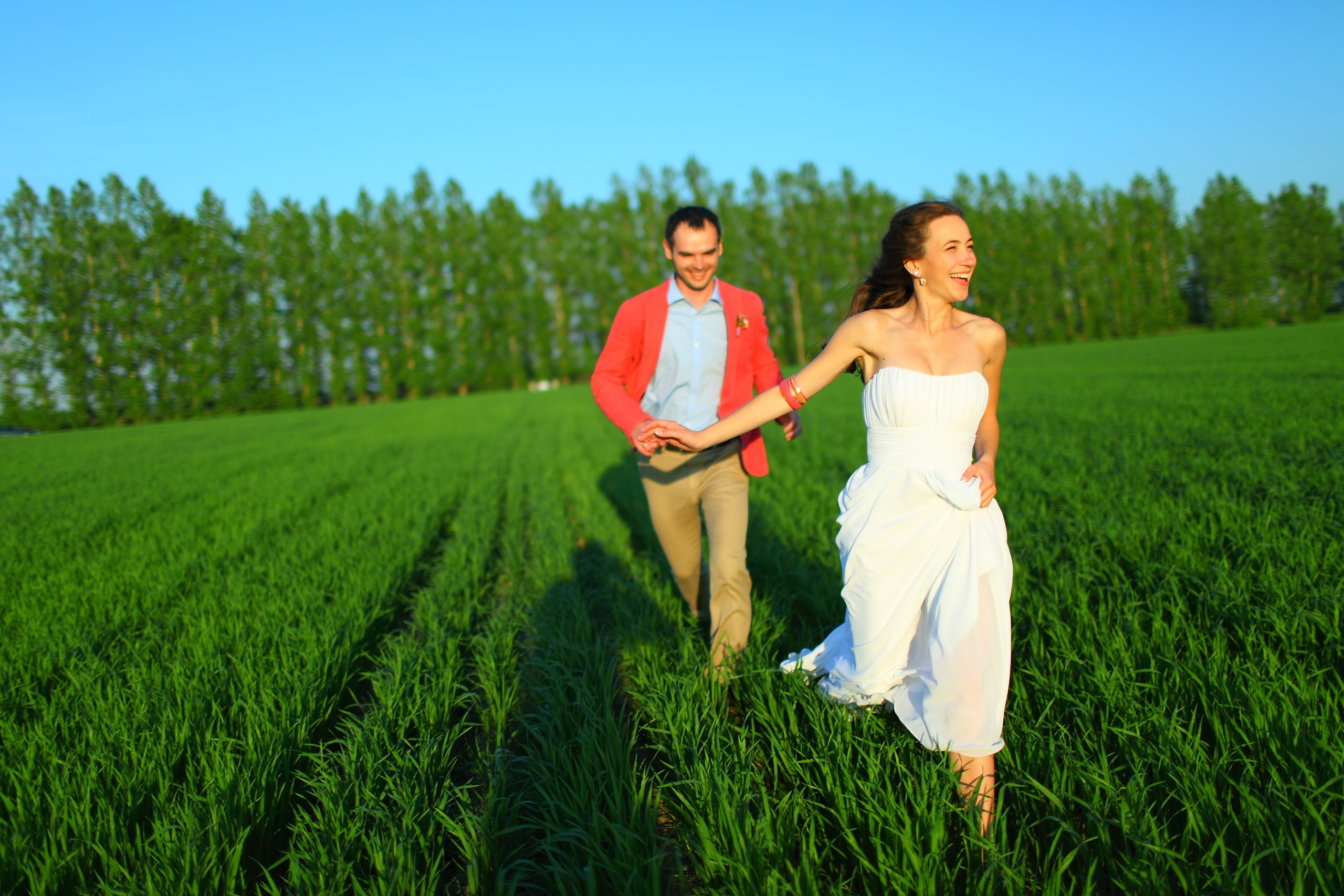 Душевная фотосессия пары в поле. Свадебный и репортажный фотограф в Ярославле и Санкт-Петербурге Роман Микрюков