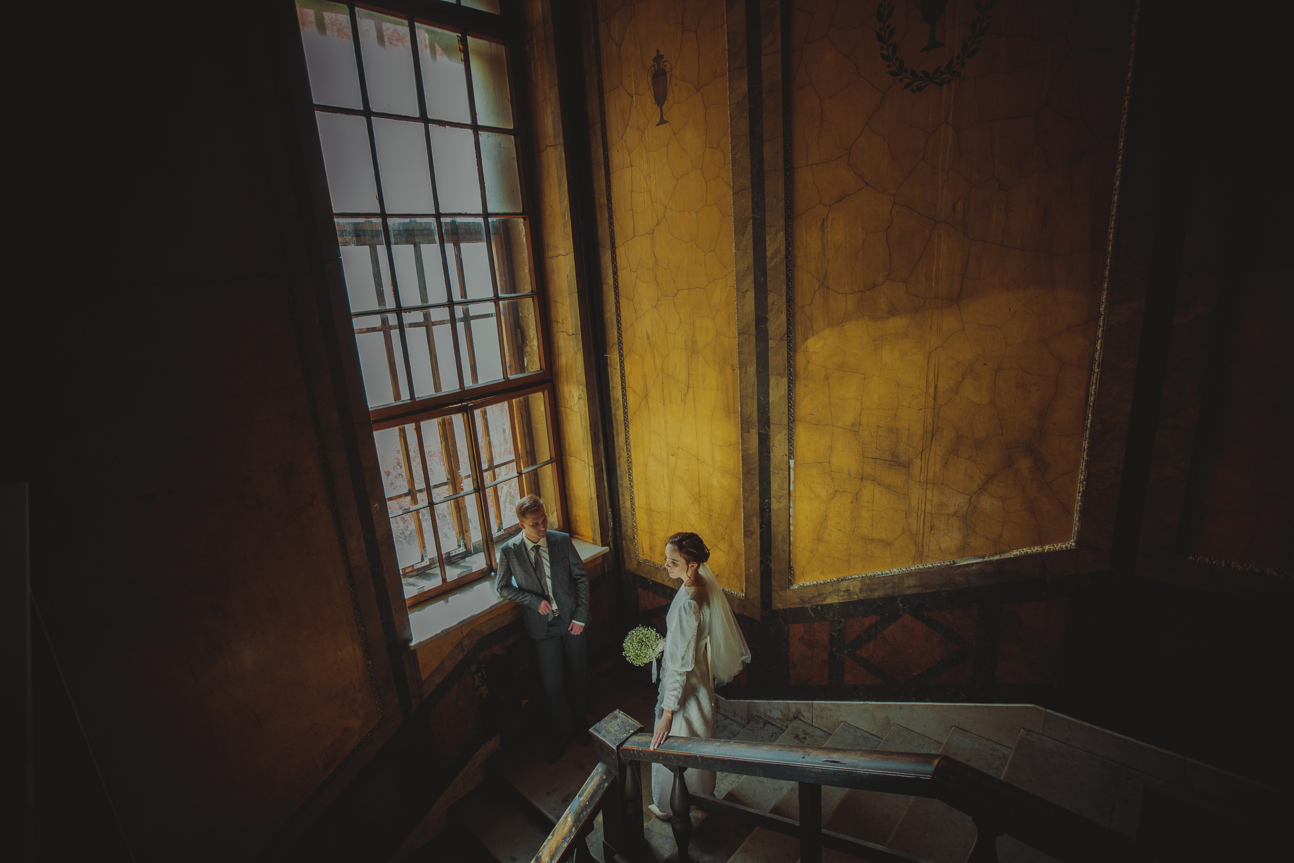 жених и невеста на лестнице в доме эмира бухарского