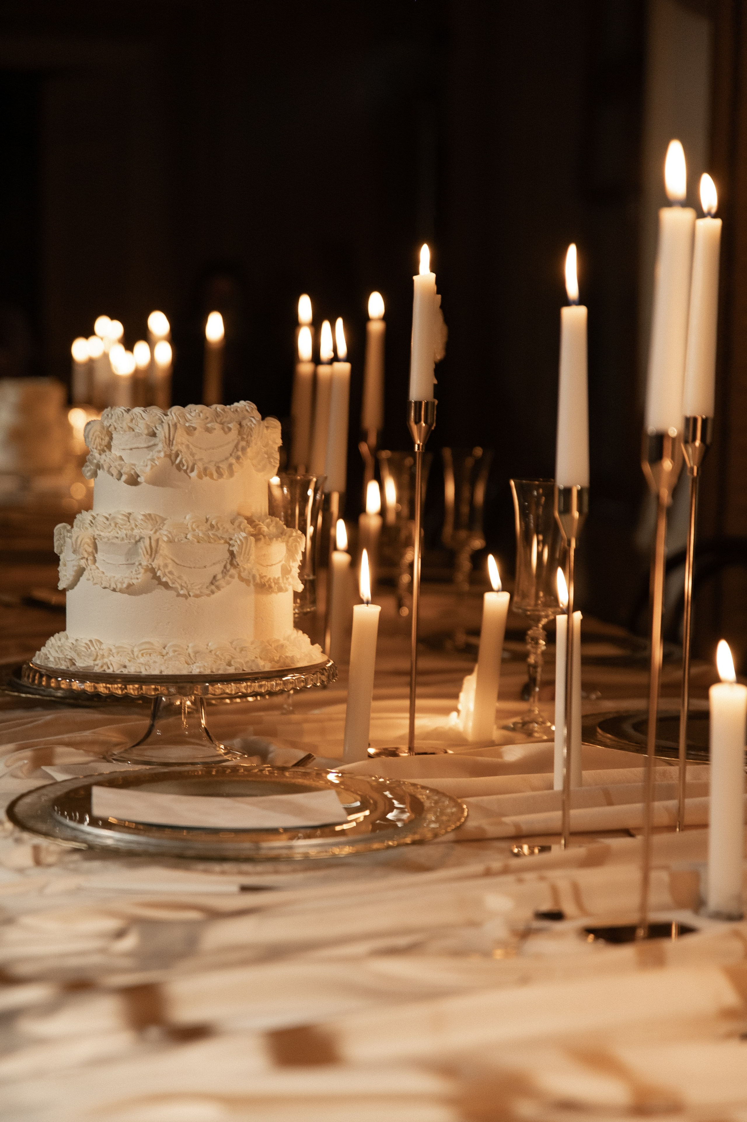 Камерный свадебный ужин при свечах в старинном особняке в фотостудии 21. Kult. Ярослава Ерина — свадебный фотограф в Москве