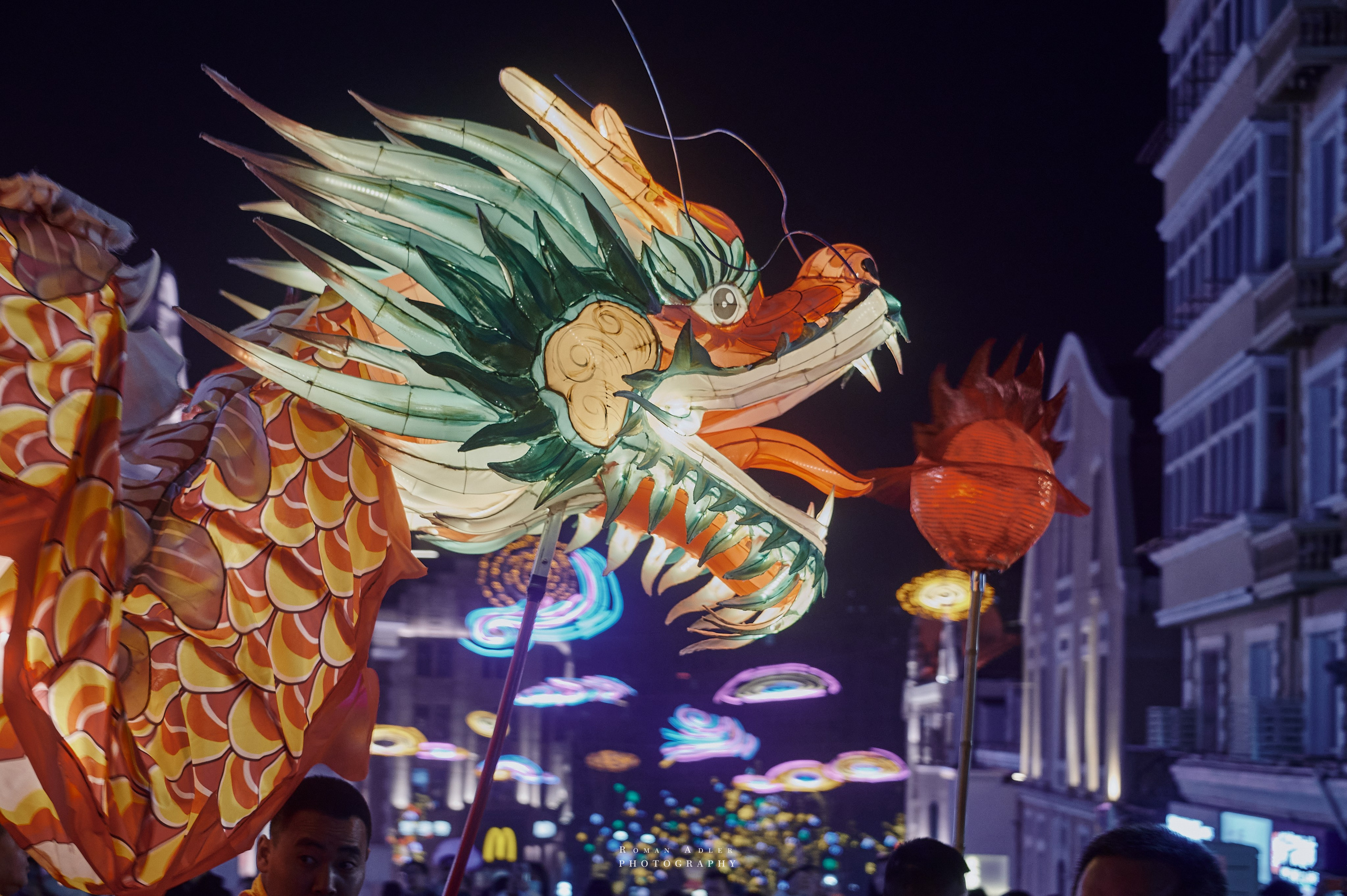 Красивая иллюминация в Циндао, Китай, на фоне уличной жизни в дни новогодних праздников. Фотограф Роман Адлер. фотопроект Китай русский взгляд