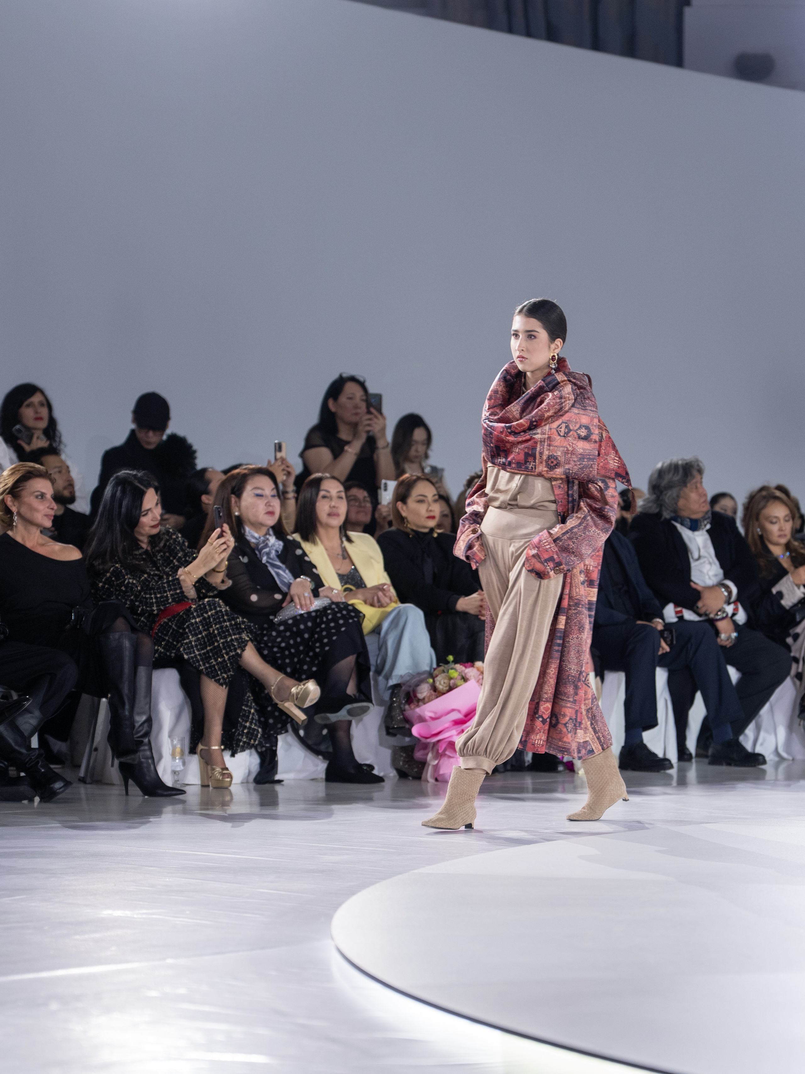 Дизайнер Aida Kaumenova. Сайт Алматинского НЮ АРТ, будуар и фэшн фотографа Дениса Карпенко