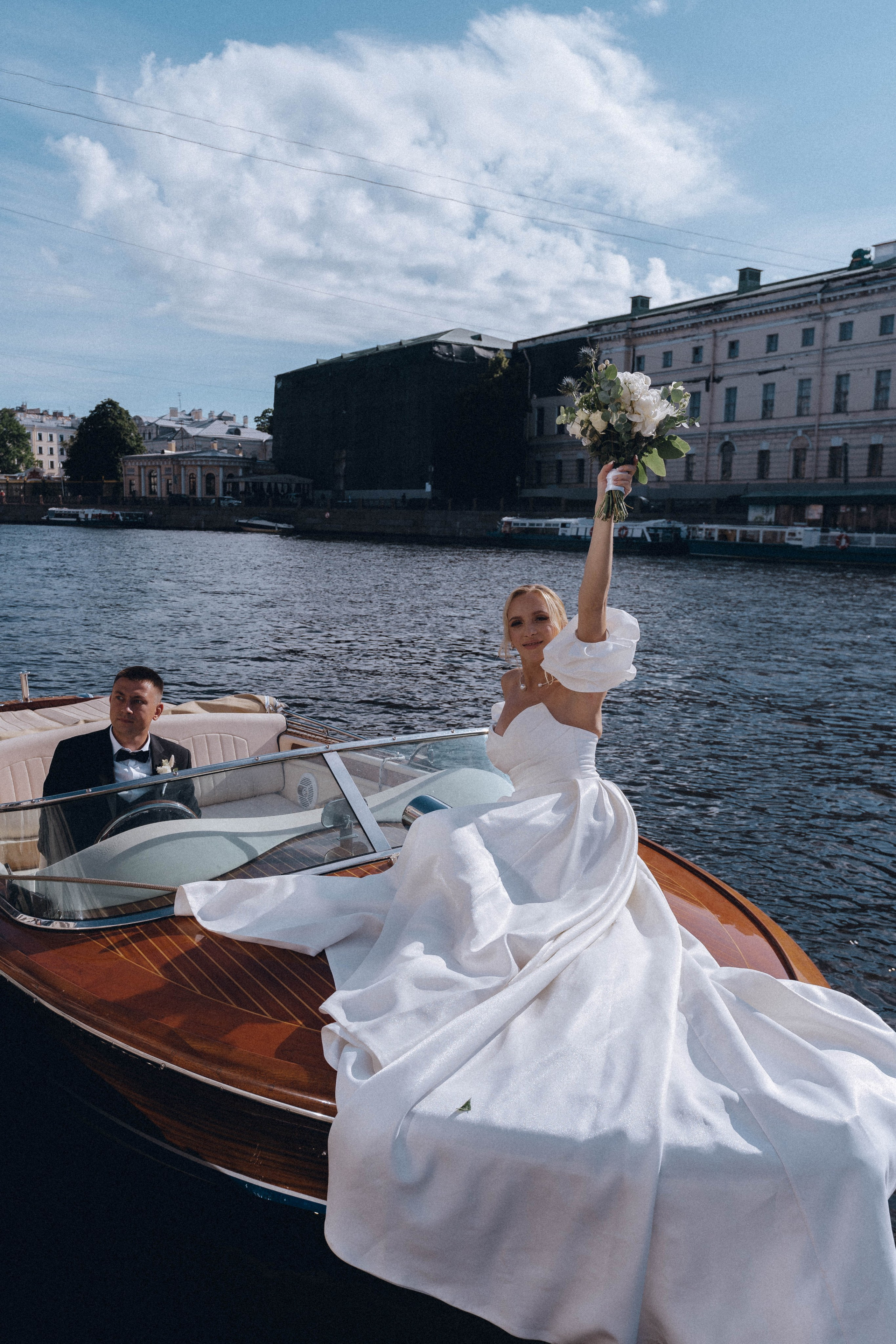 СВАДЕНБНАЯ СЬЕМКА НА КАТЕРЕ ПО КАНАЛАМ САНКТ-ПЕТЕРБУРГА И В АКВАТОРИИ НЕВЫ. Профессиональный фотограф, Санкт-Петербург — Виктория Богомолова