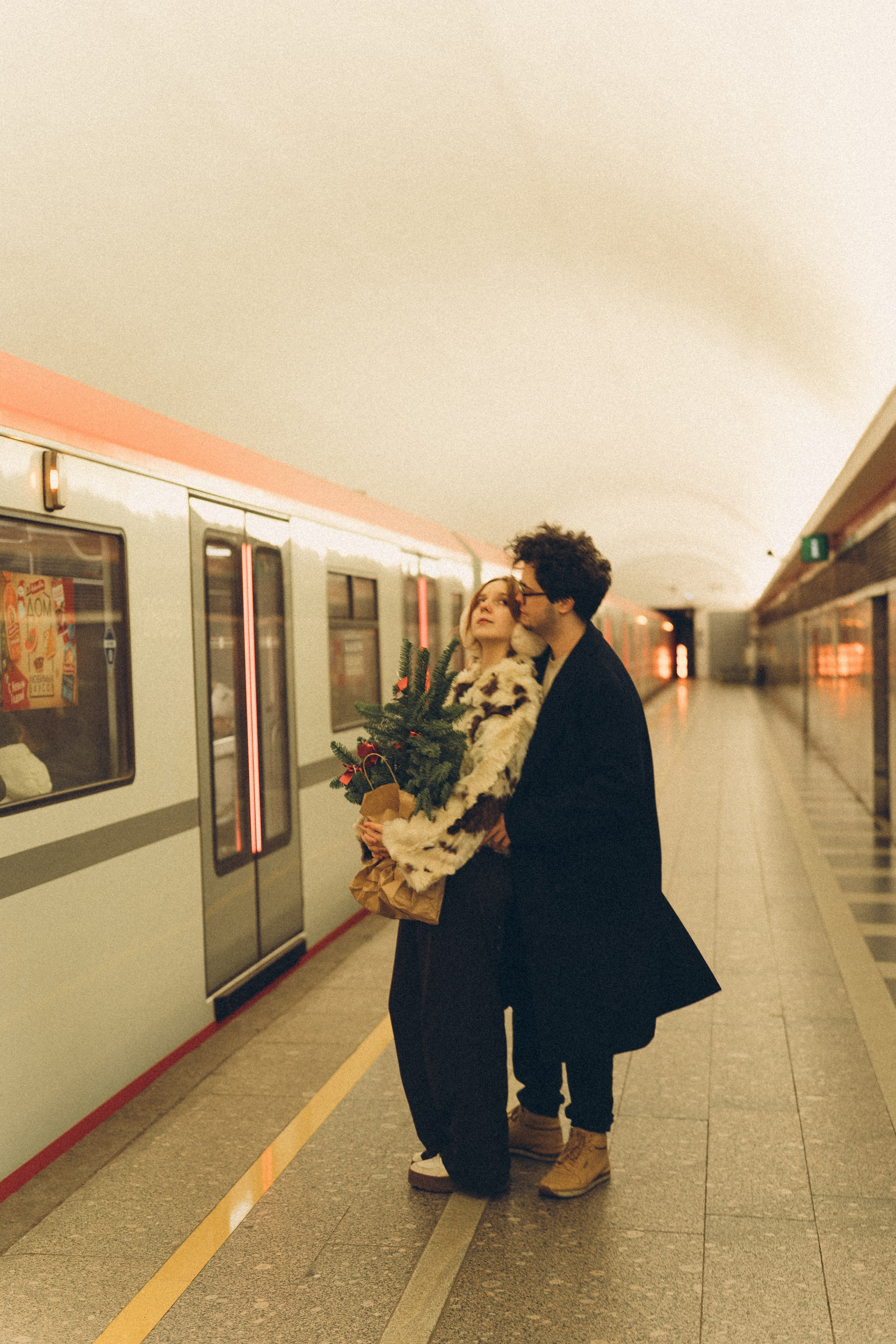 НОВОГОДНЯЯ ФОТОСЕСИИЯ ПАРЫ В МЕТРО ЛЮБОВЬ. Профессиональный фотограф, Санкт-Петербург — Виктория Богомолова