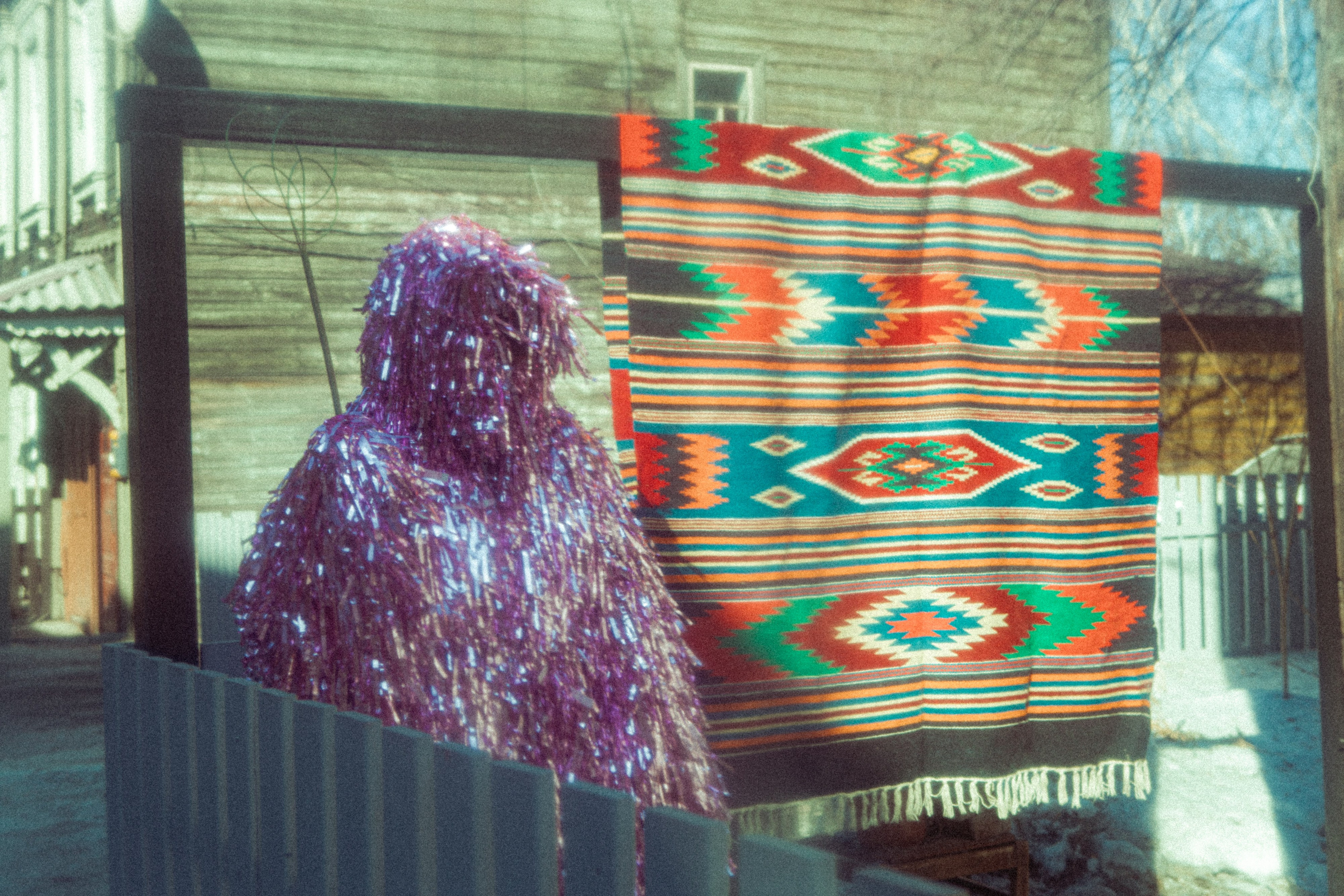 Современная fine art фотография, на которой изображен йетти в костюме из мишуры, живущий в деревянном доме. 