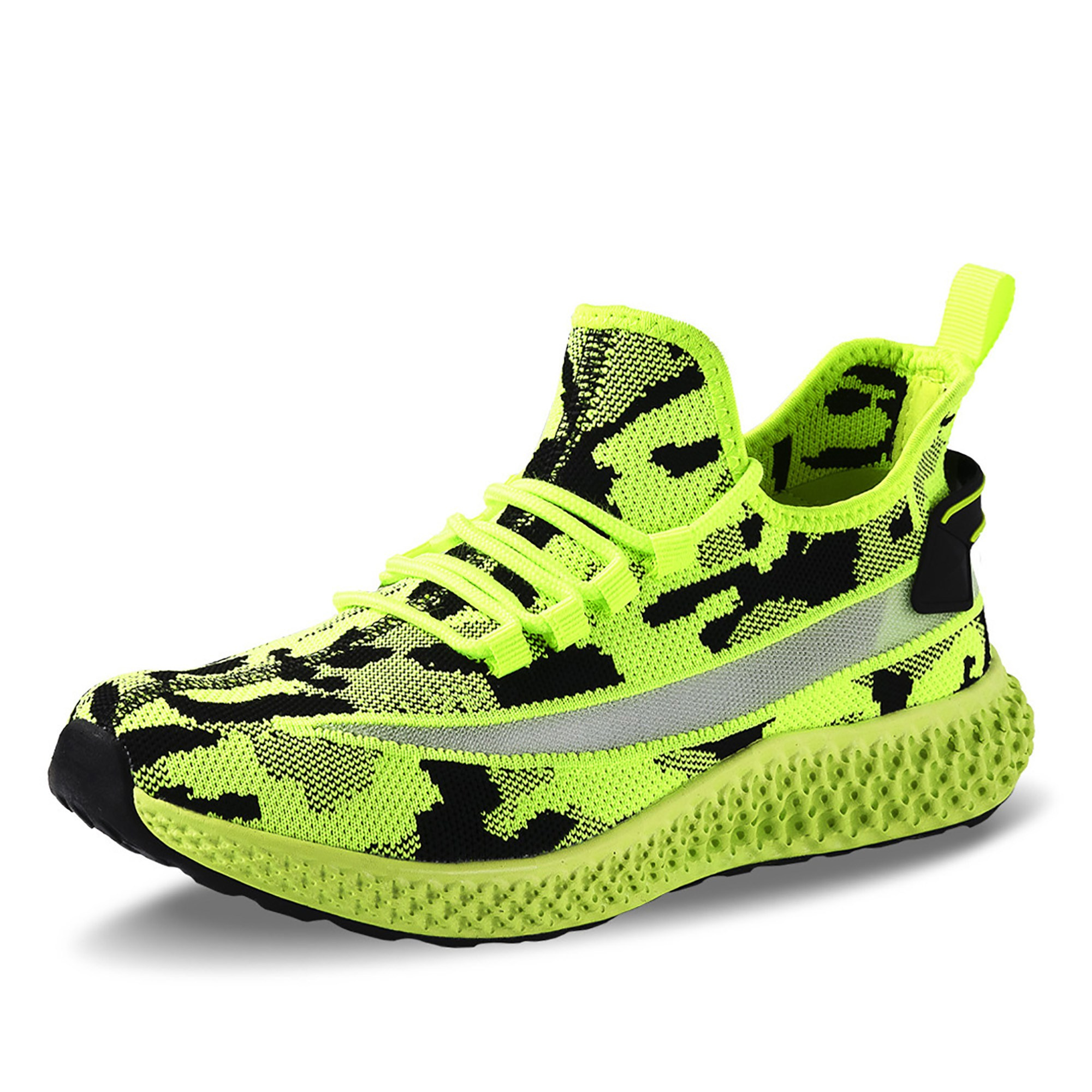 Зеленый кроссовок на белом фоне