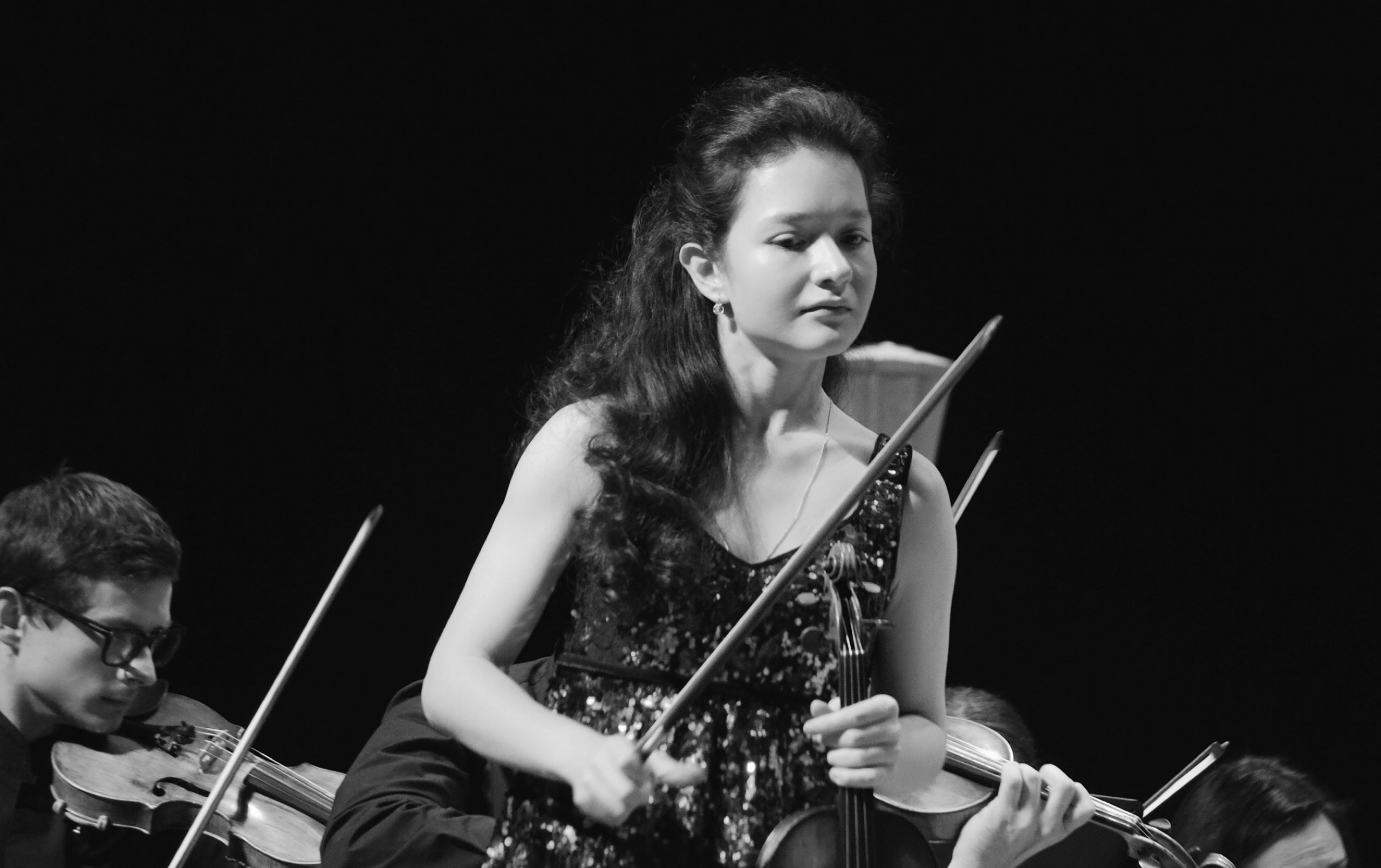 На сцене. Скрипачка Анна Савкина