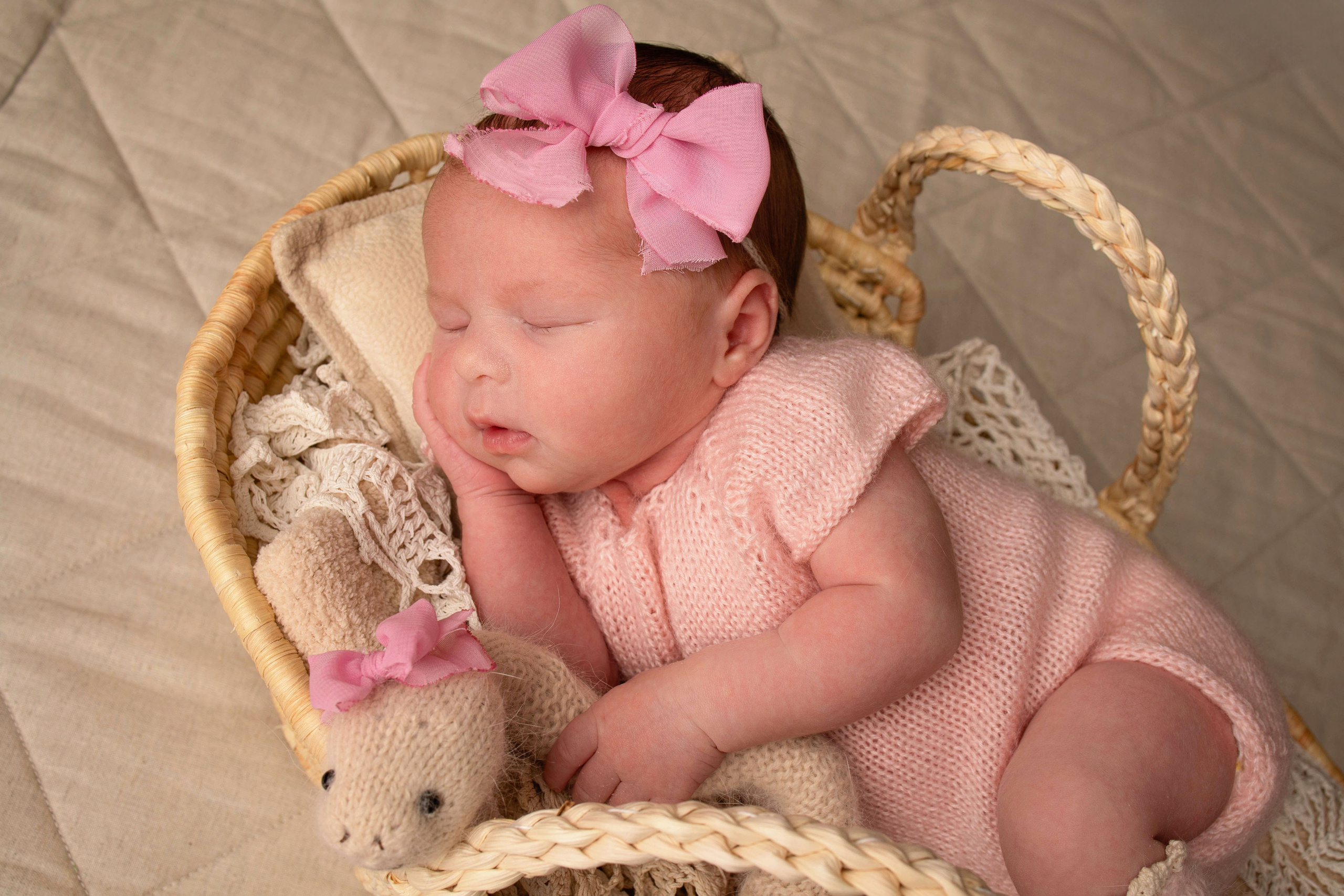 Нежная и милая фотосессия первых дней жизни Вашего ребенка в Минске. Фотограф новорождённых Минск — стоимость newborn фотосессии в Минске