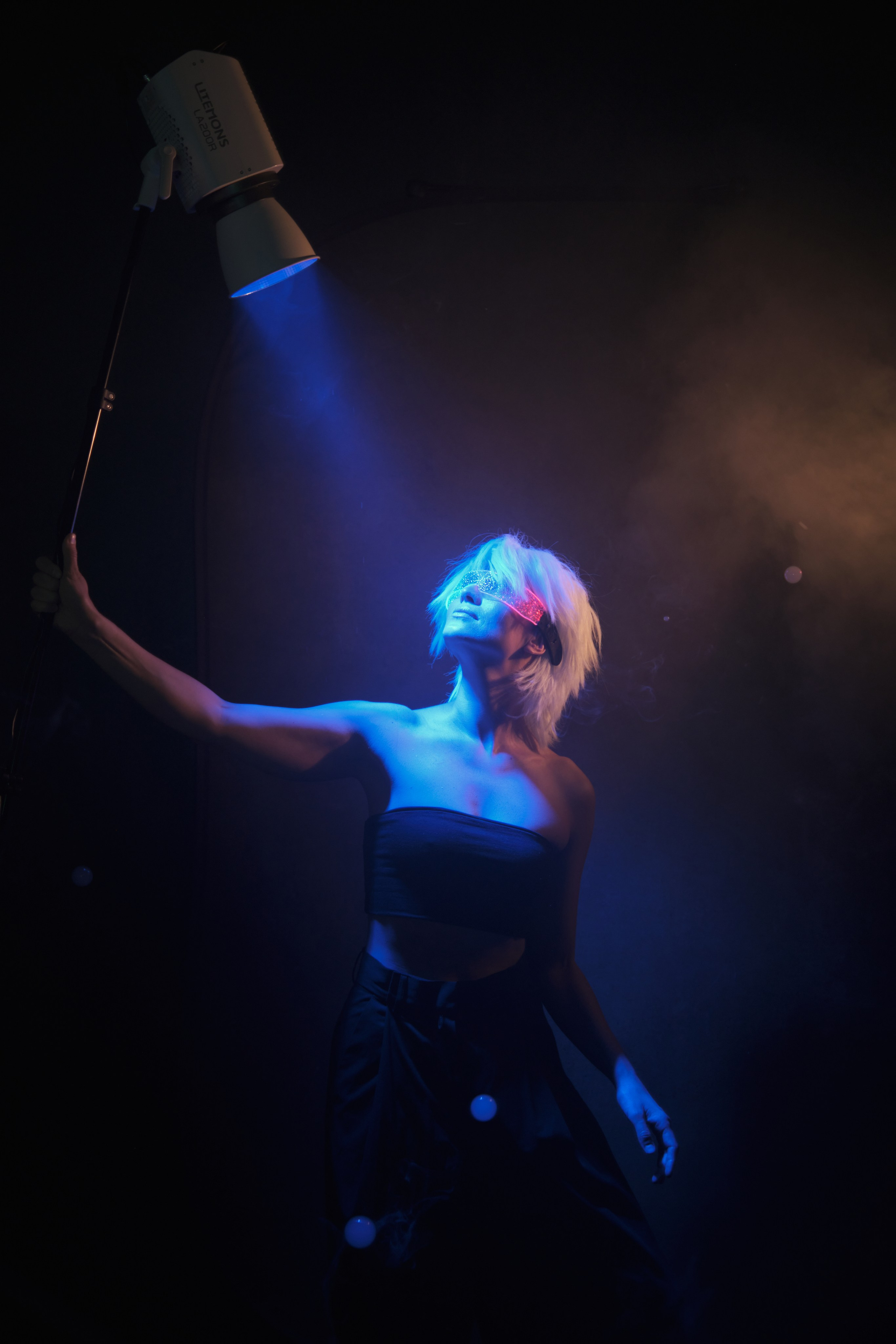 Портрет в духе Киберпанк-театра с мыльными пузырями