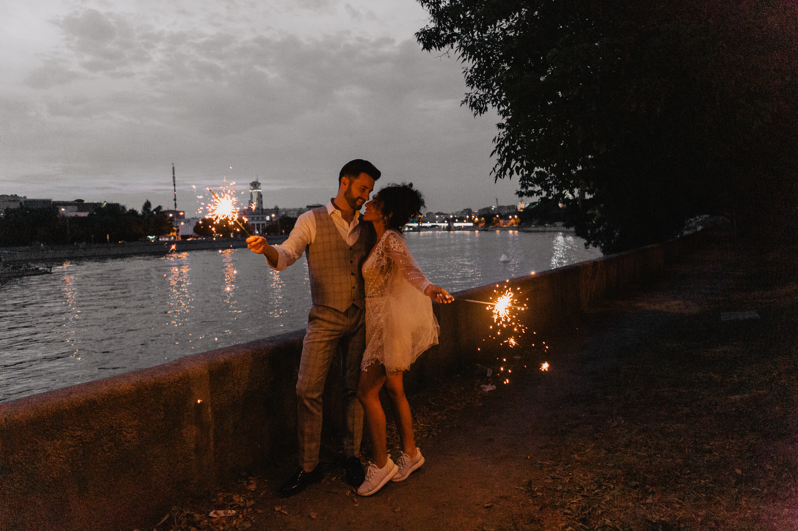 Свадебная фотосессия с бенгальскими огнями
