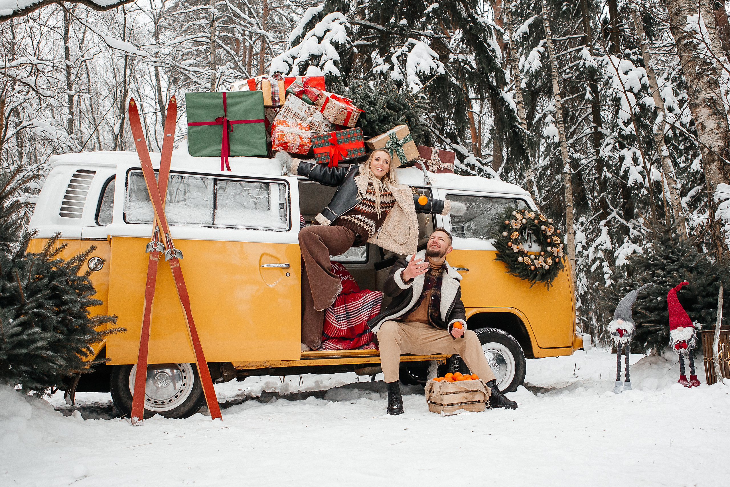 Зимняя фотосессия с жёлтым автобусом