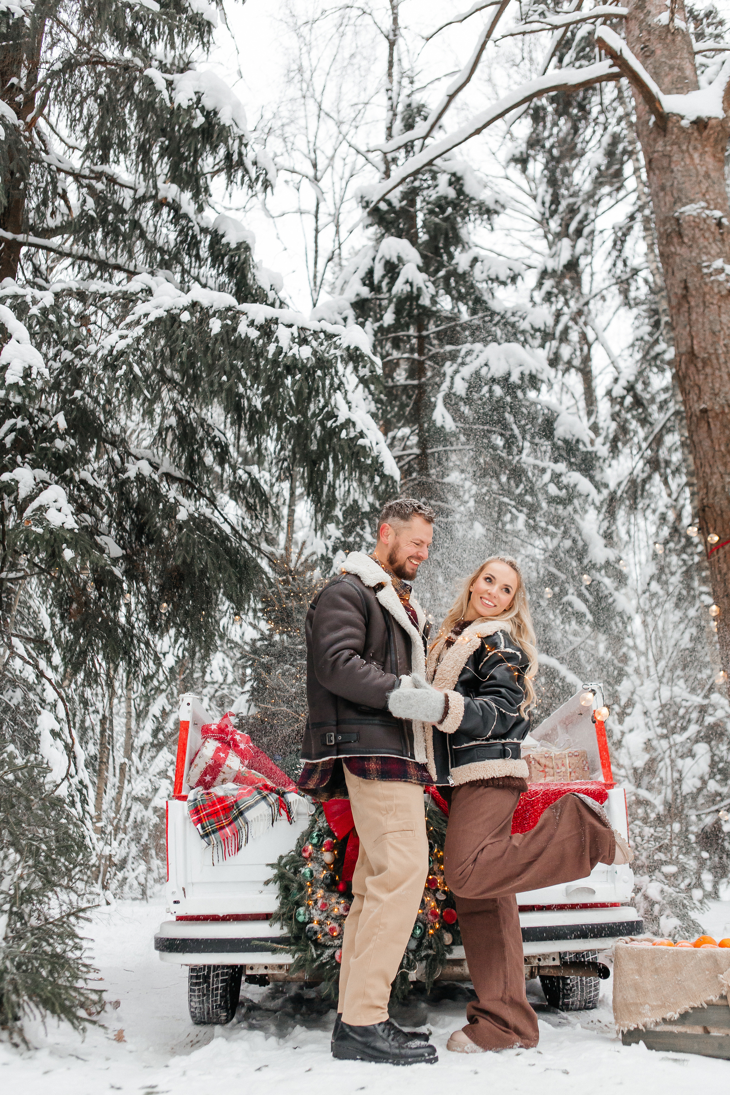 Зимняя фотосессия в лесу с красной машиной