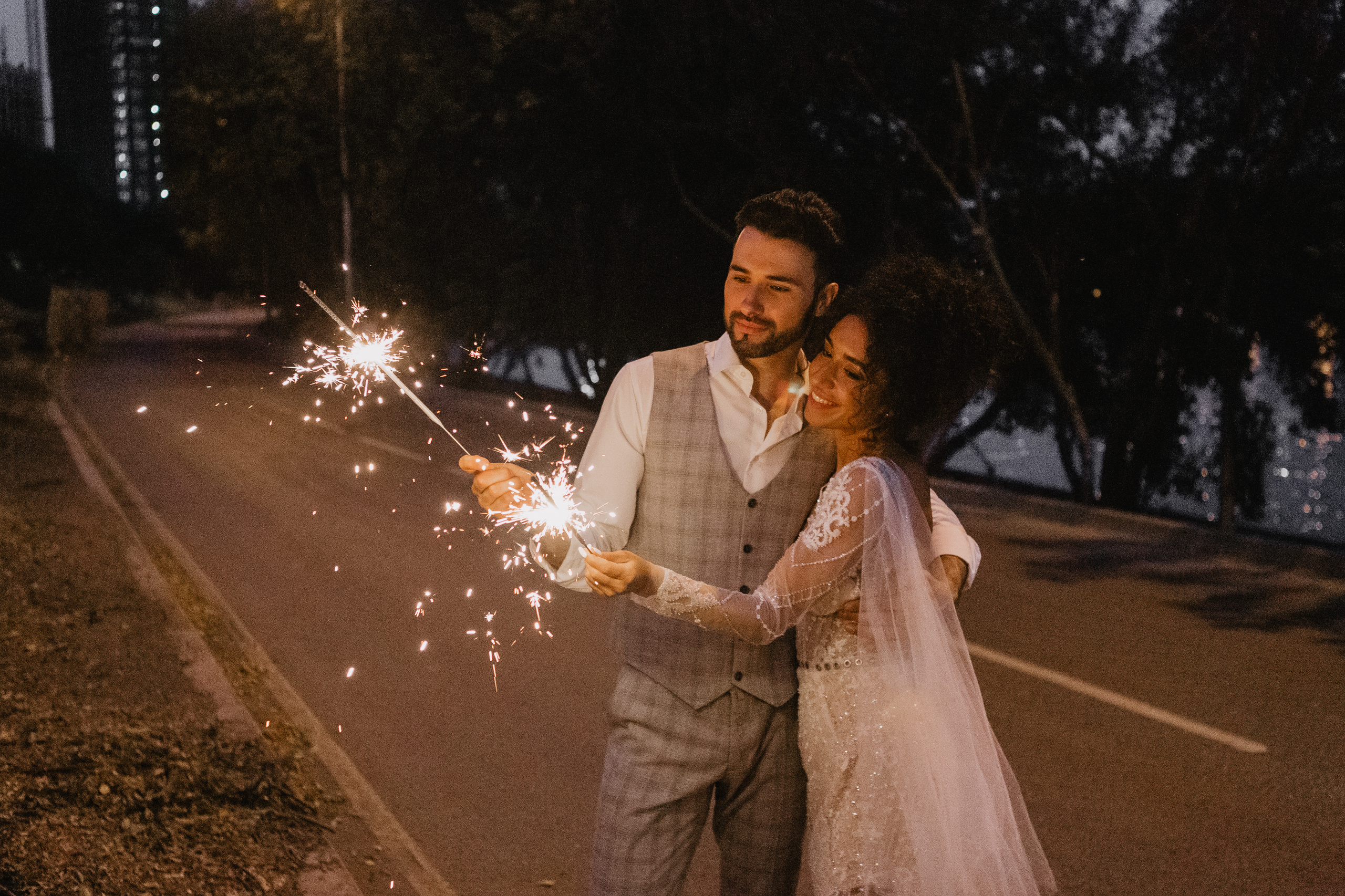 Свадебная фотосессия с бенгальскими огнями