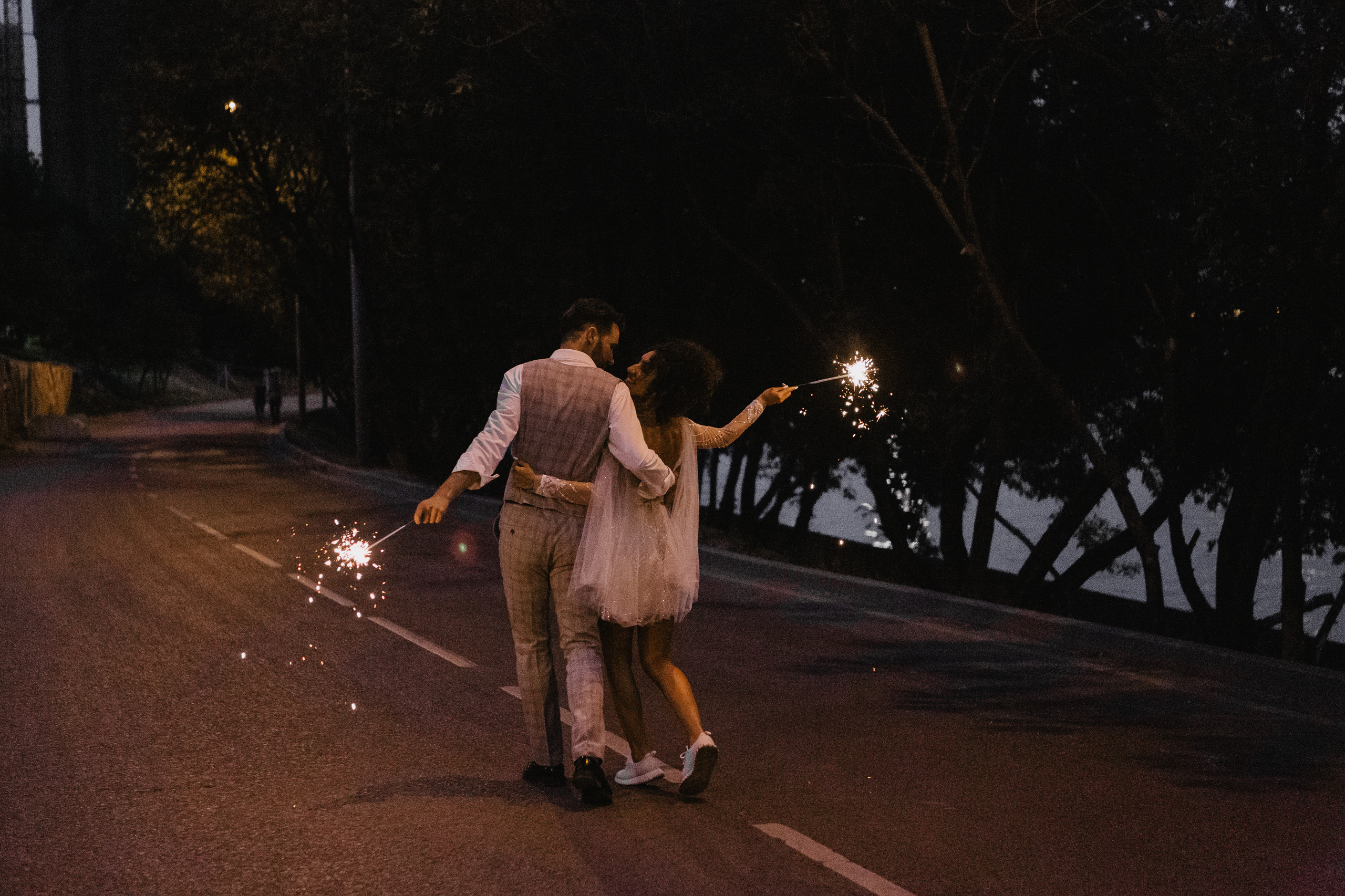 Свадебная фотосессия с бенгальскими огнями
