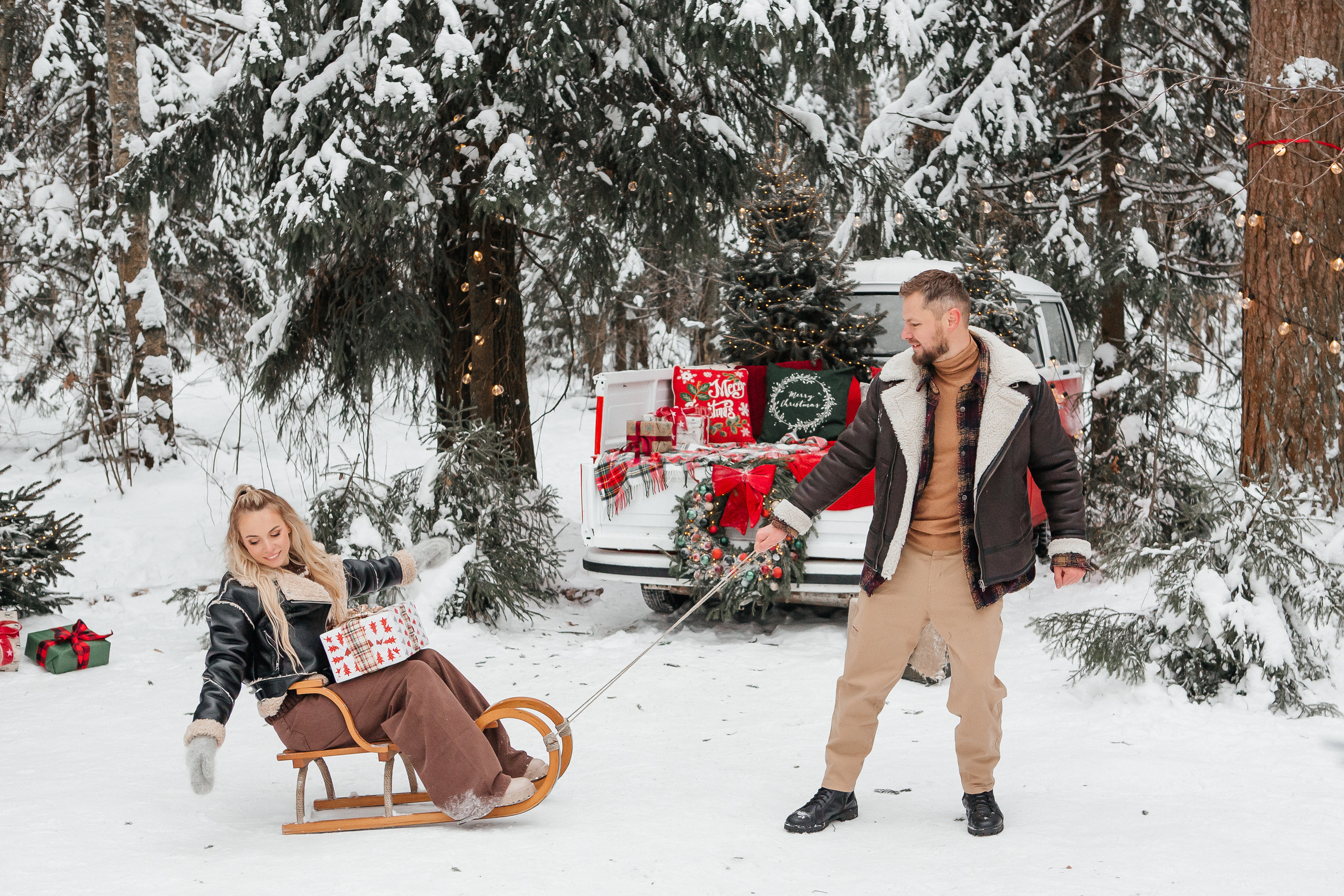 Зимняя фотосессия в лесу с санками