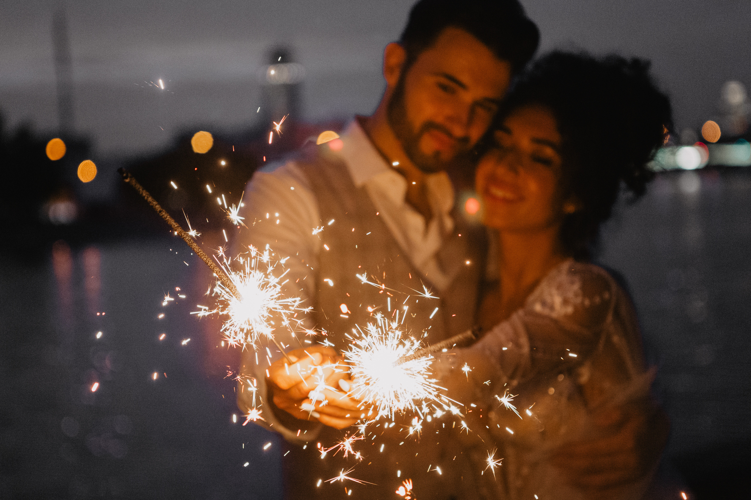 Свадебная фотосессия с бенгальскими огнями