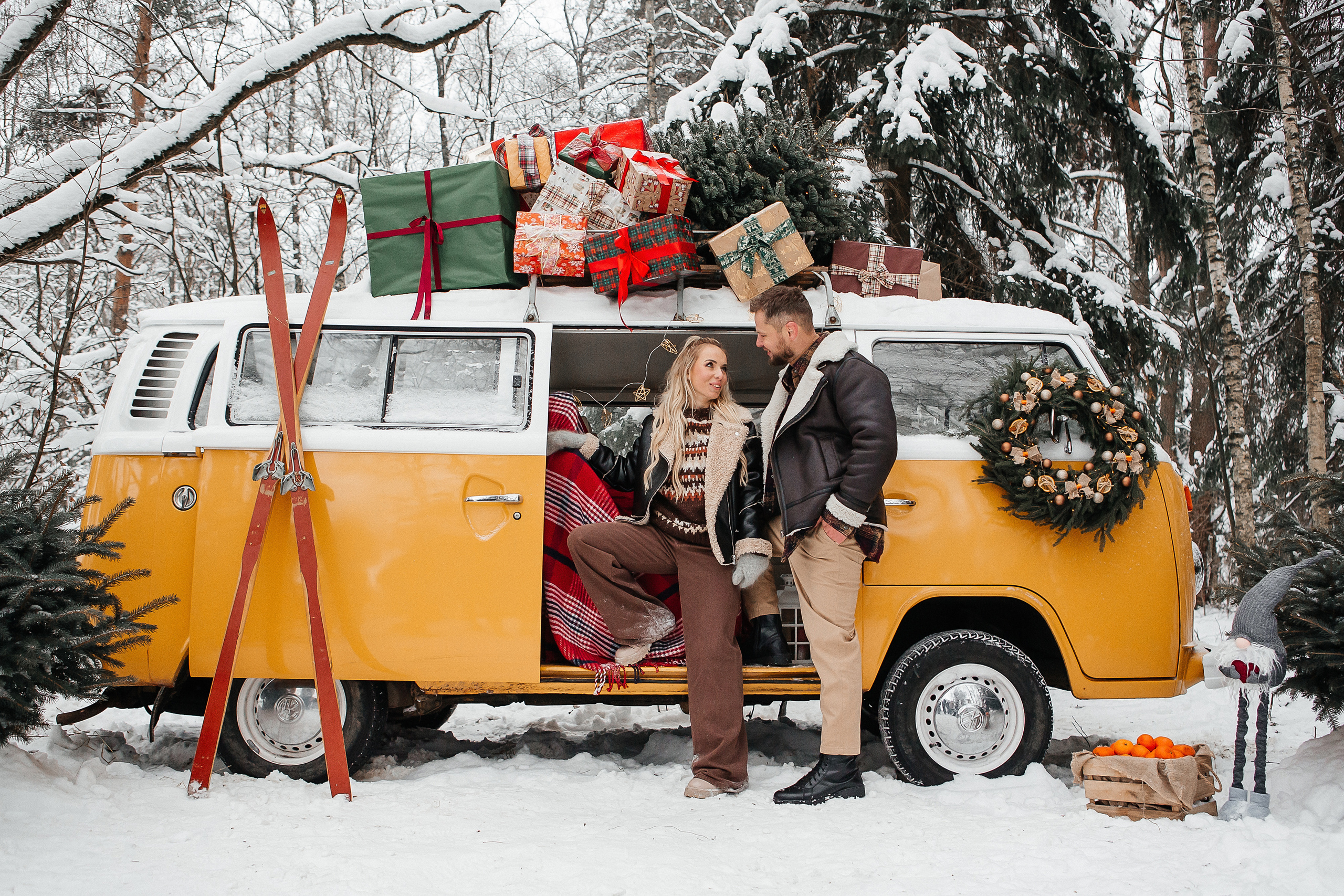 Зимняя фотосессия с жёлтым ретроавтобусом