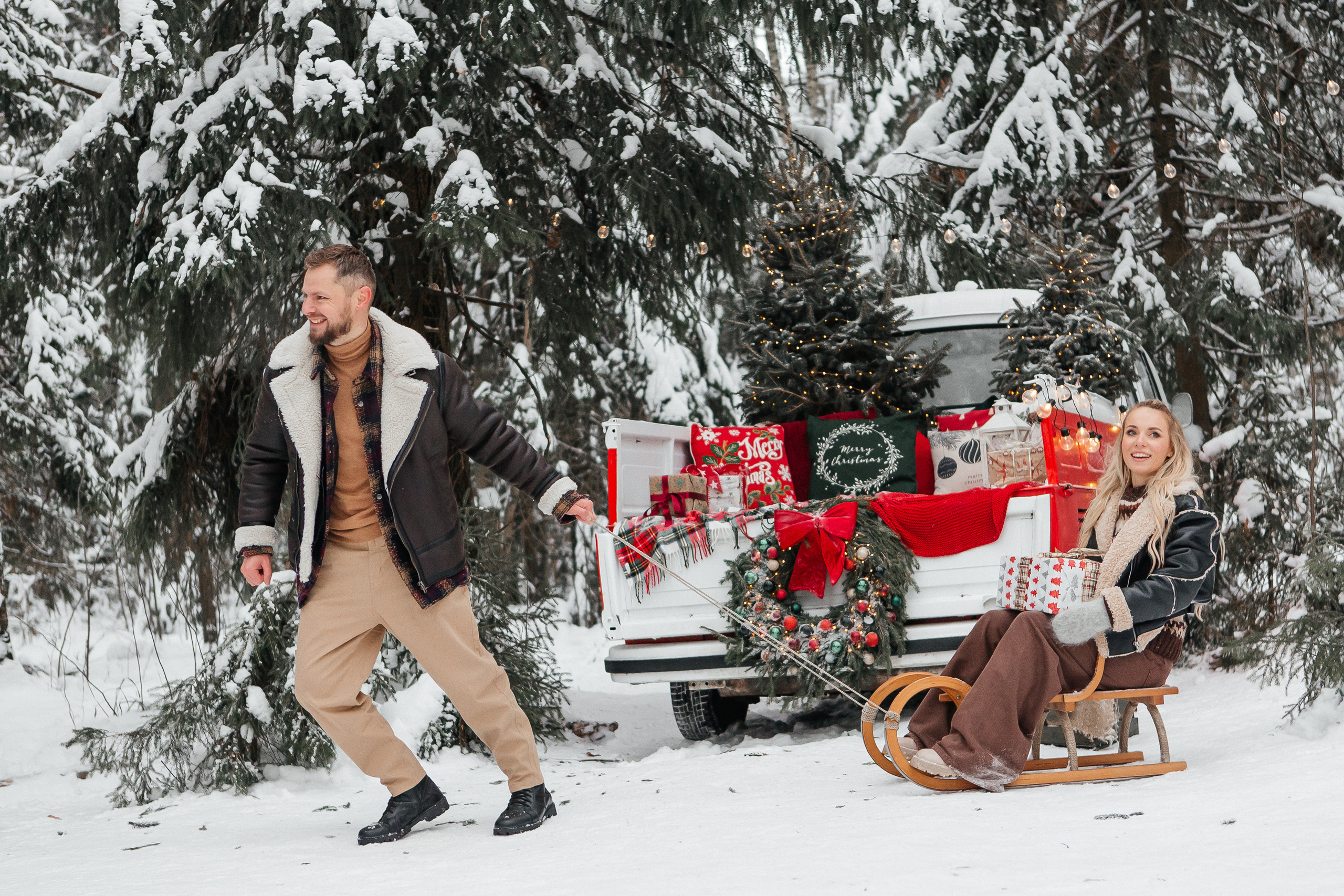 Зимняя фотосессия в лесу с красной машиной