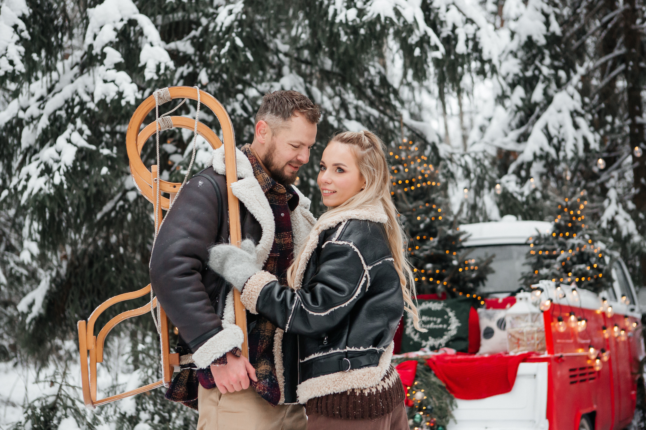 Новогодняя фотосессия в лесу с красной машиной