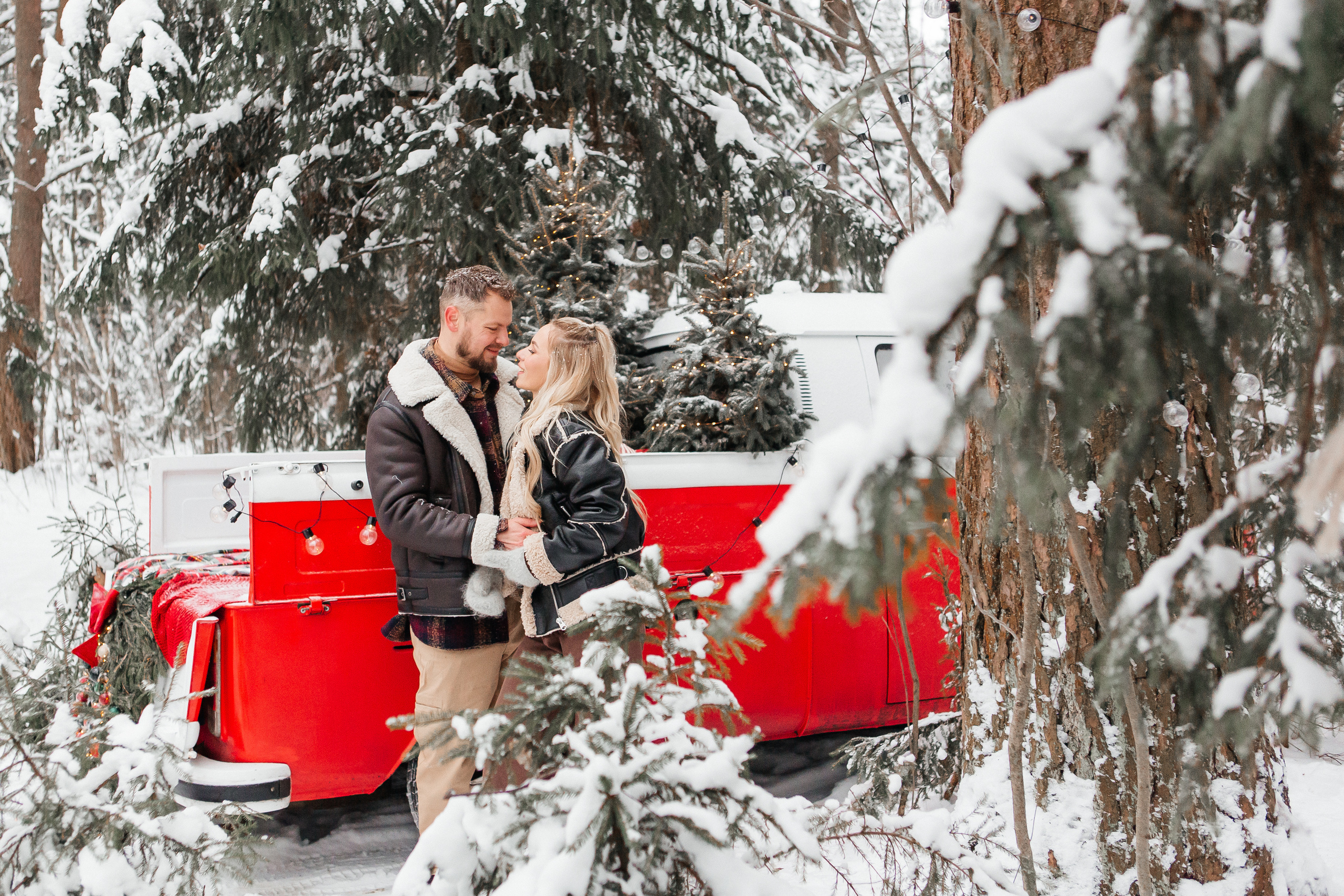 Зимняя фотосессия в лесу с красной машиной