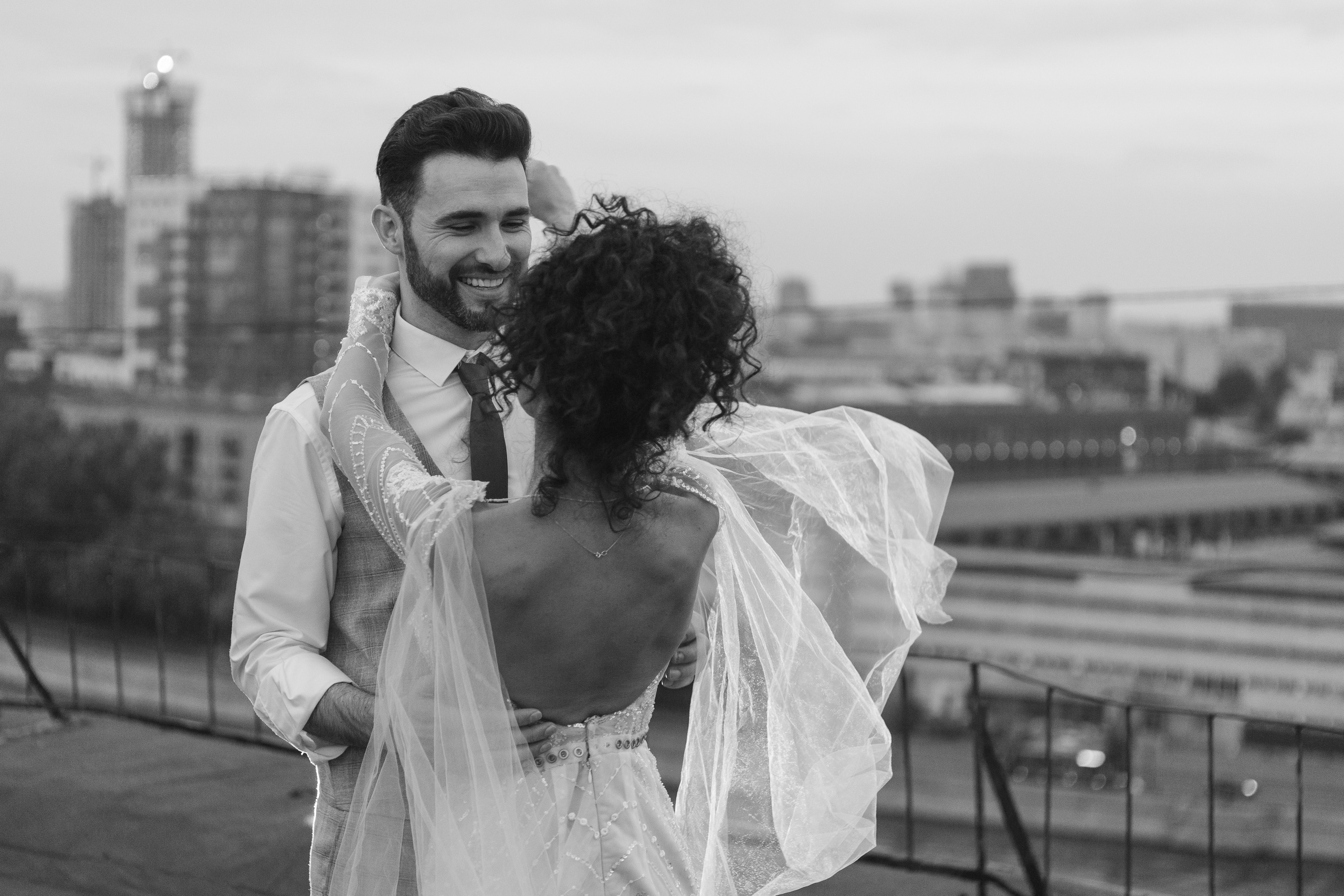 Свадебная фотосессия на крыше высотки