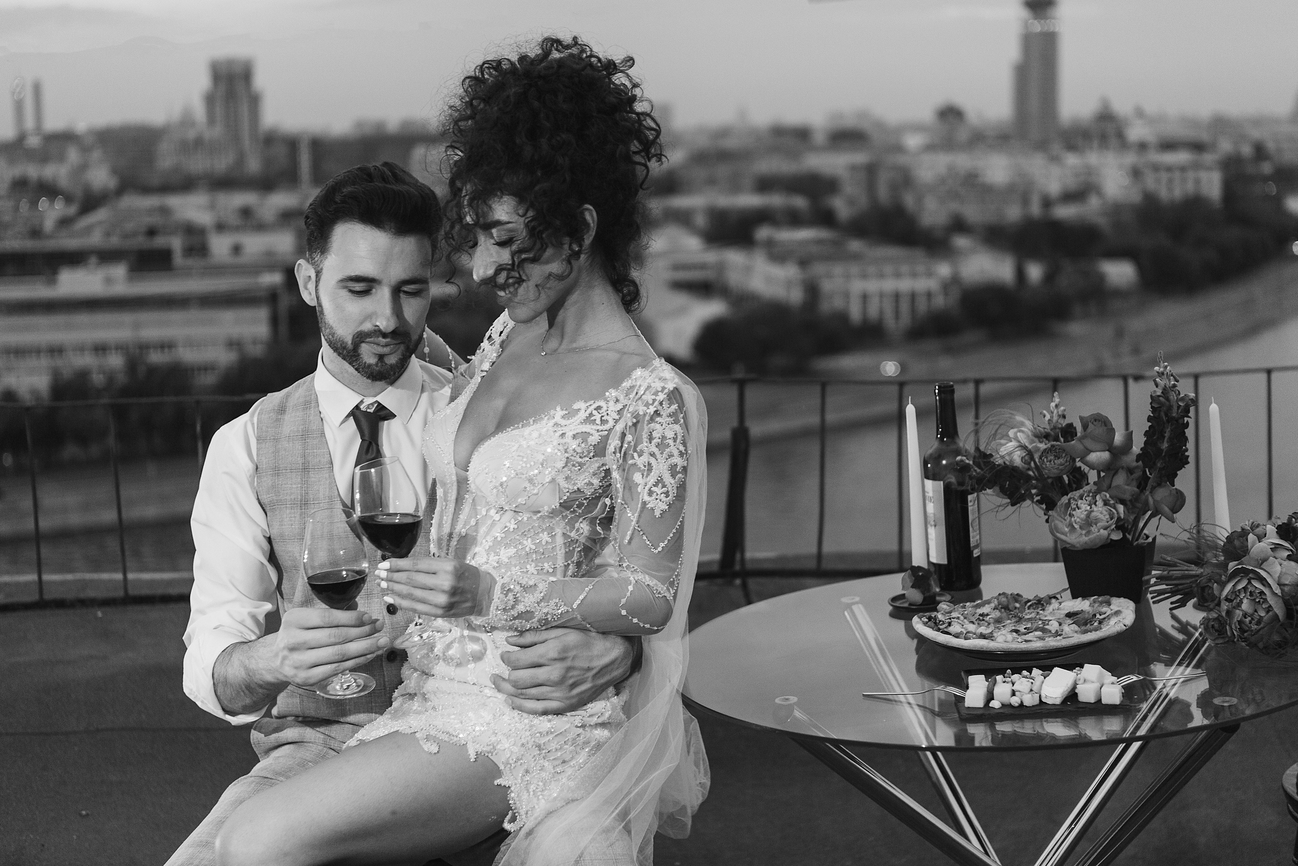 Романтический ужин на крыше высотки на закате