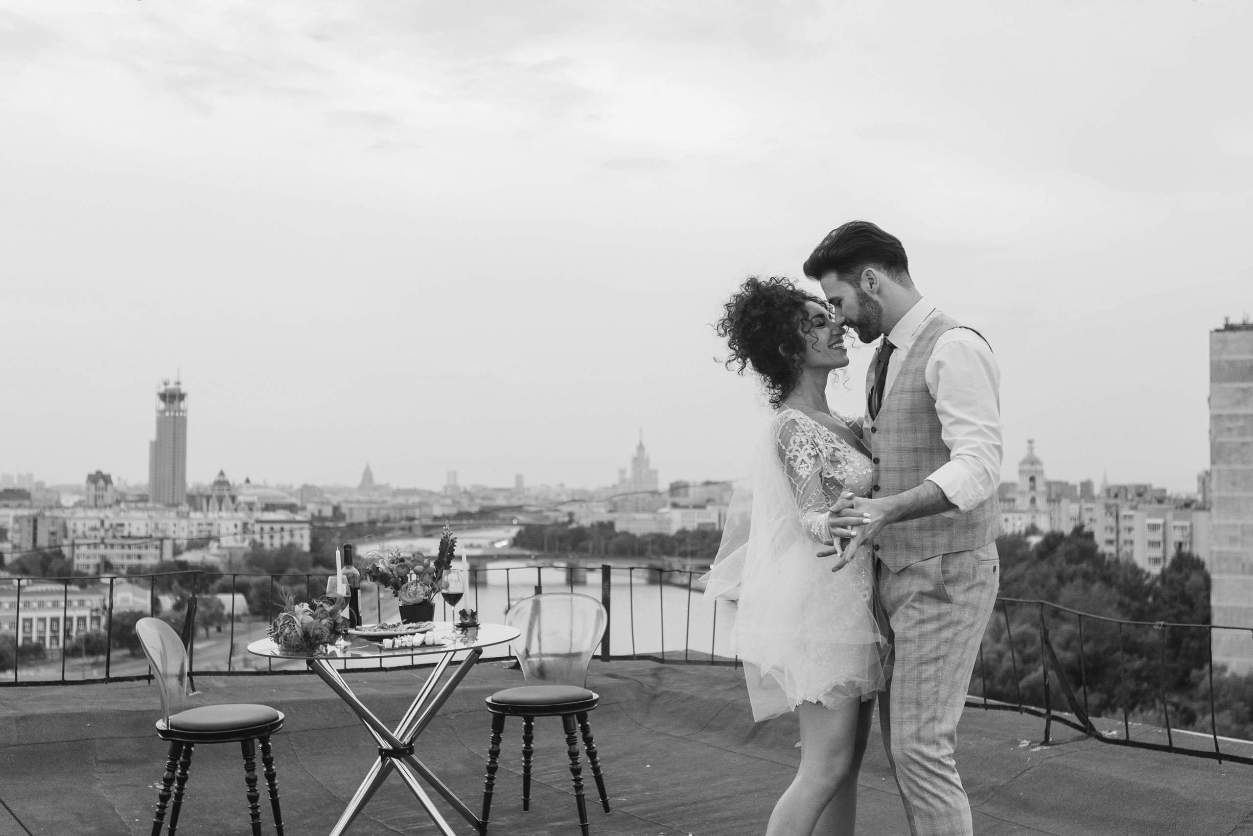 Свадебная фотосессия на крыше высотки