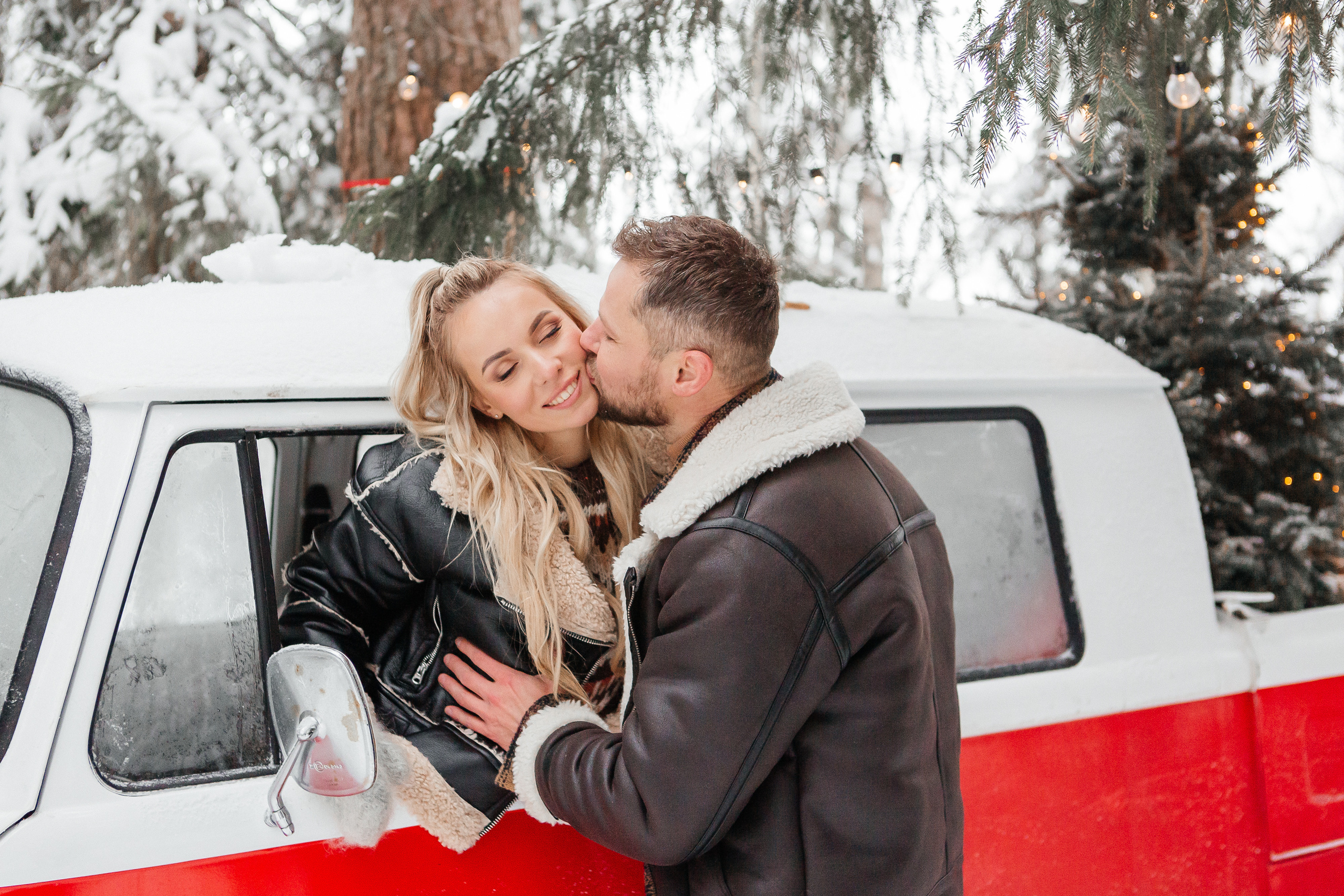 Зимняя фотосессия в лесу с красной машиной