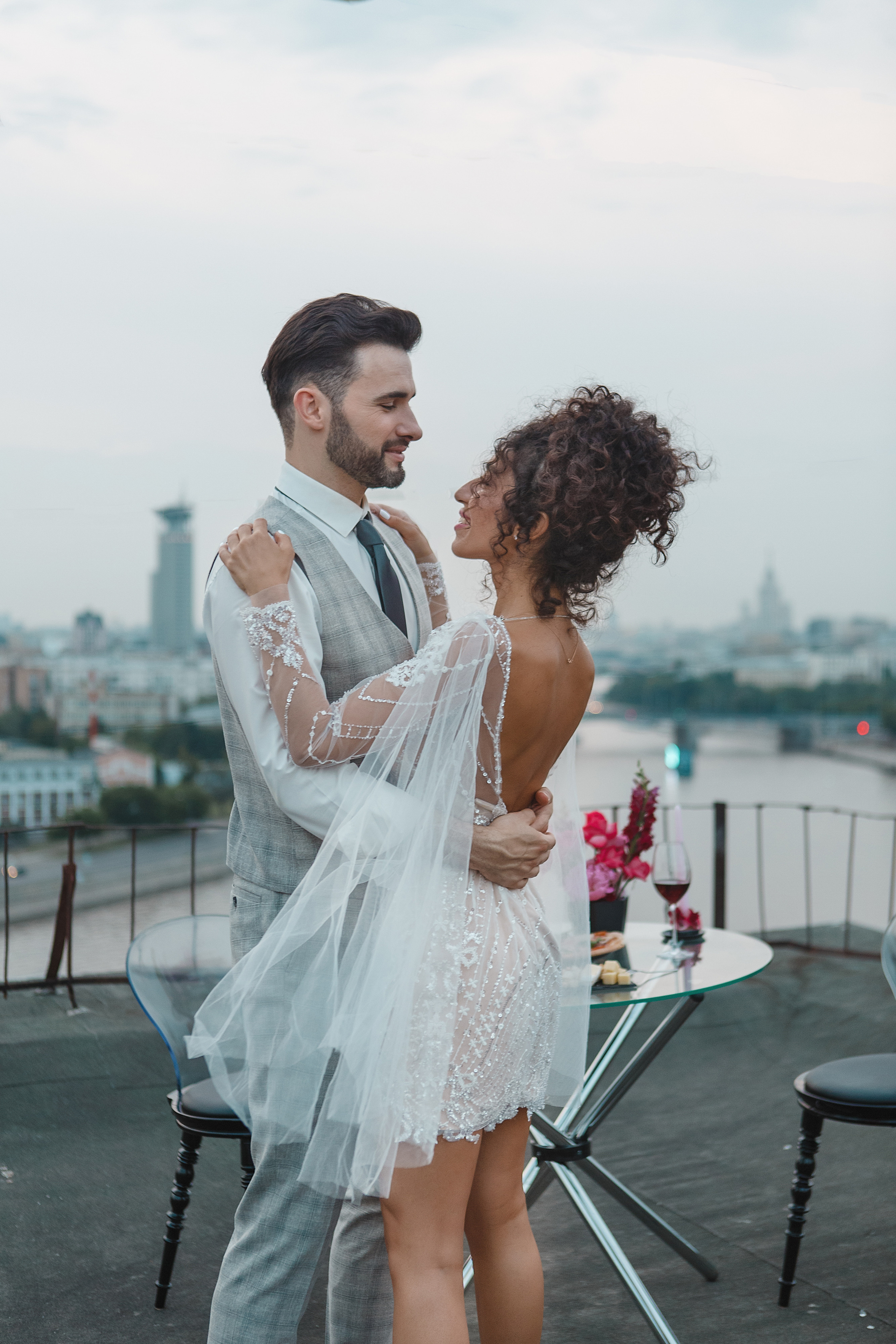 Романтический ужин на крыше высотки на закате